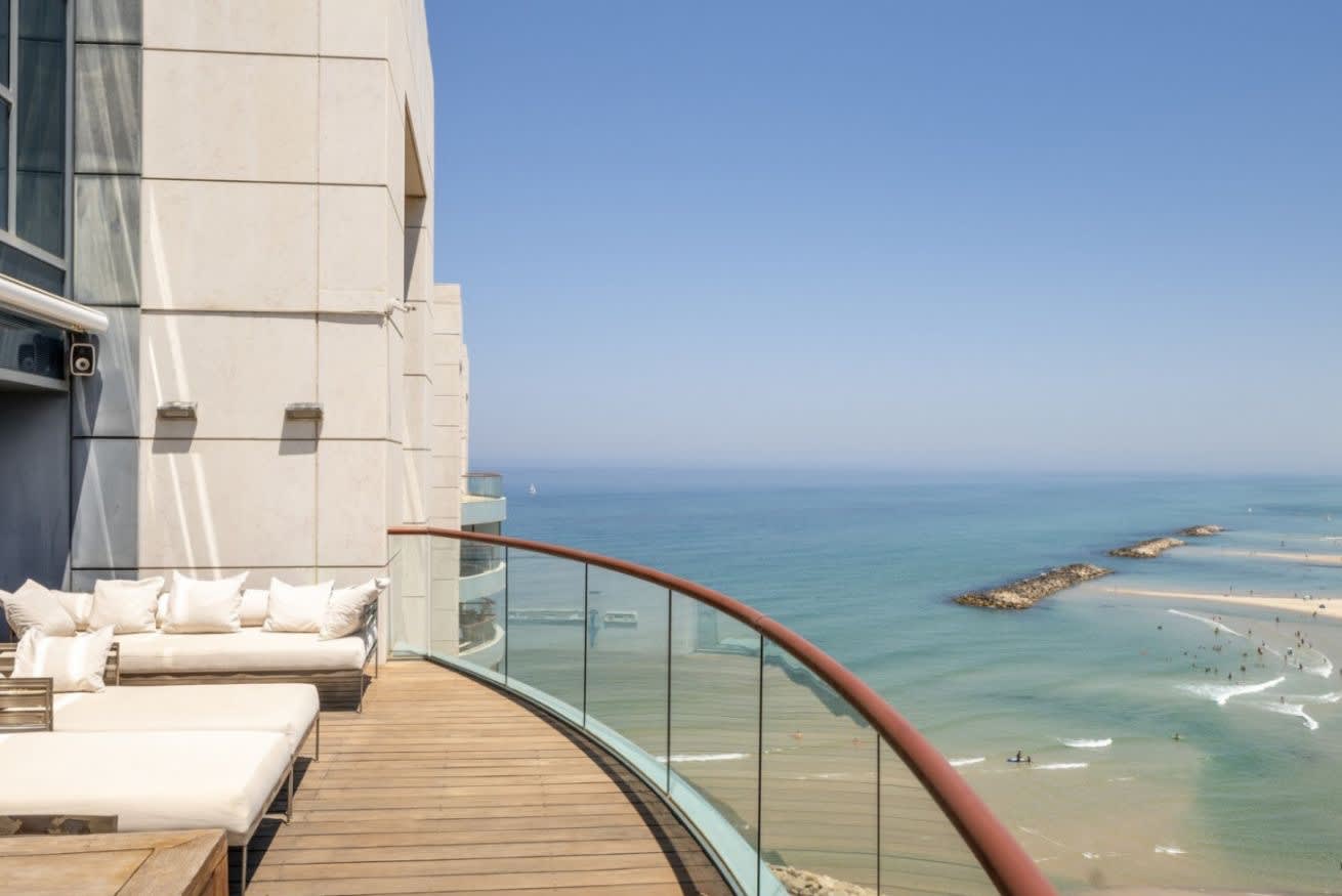 Dira Shkhuna Tel Aviv: Luxury 2-Bedroom Apartment with Seaview and Pool Access, Tel Aviv