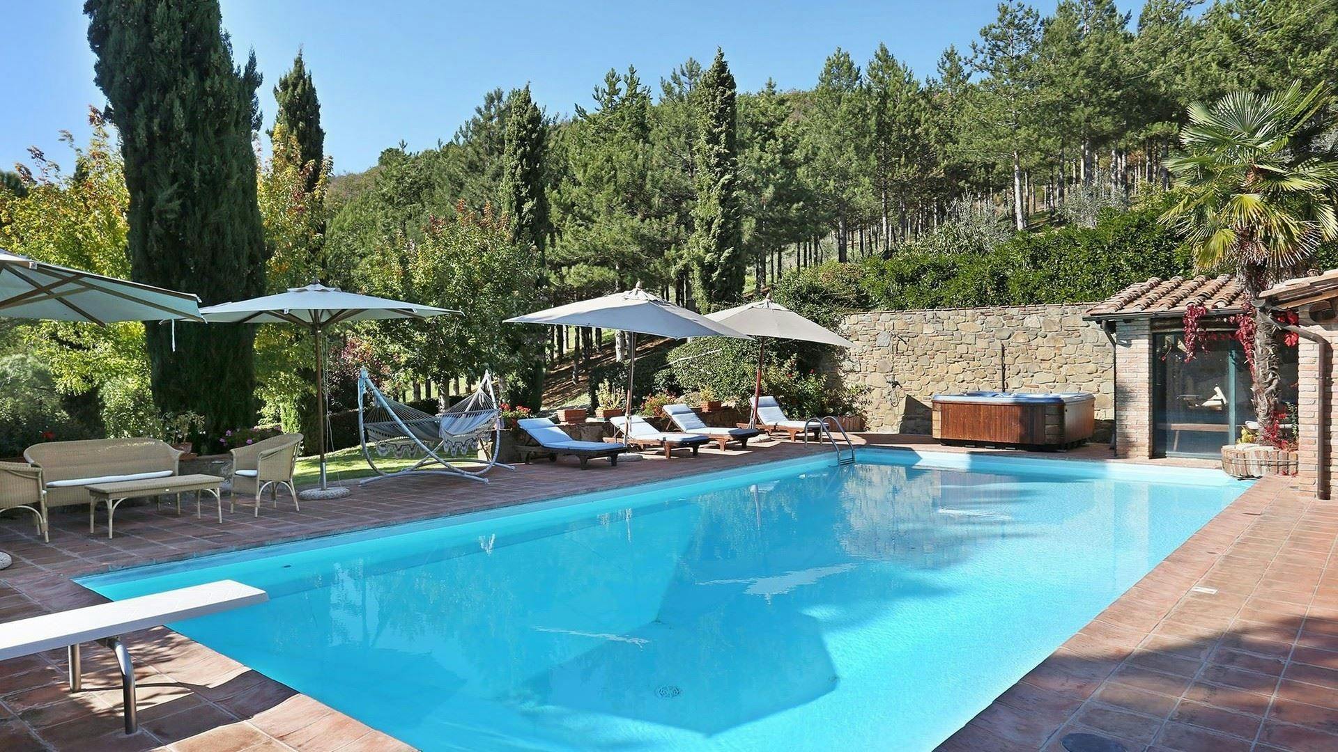Fattoria Malvasia Gaiole: Luxury 5-Bedroom Villa with Pool and Hot Tub, Chianti