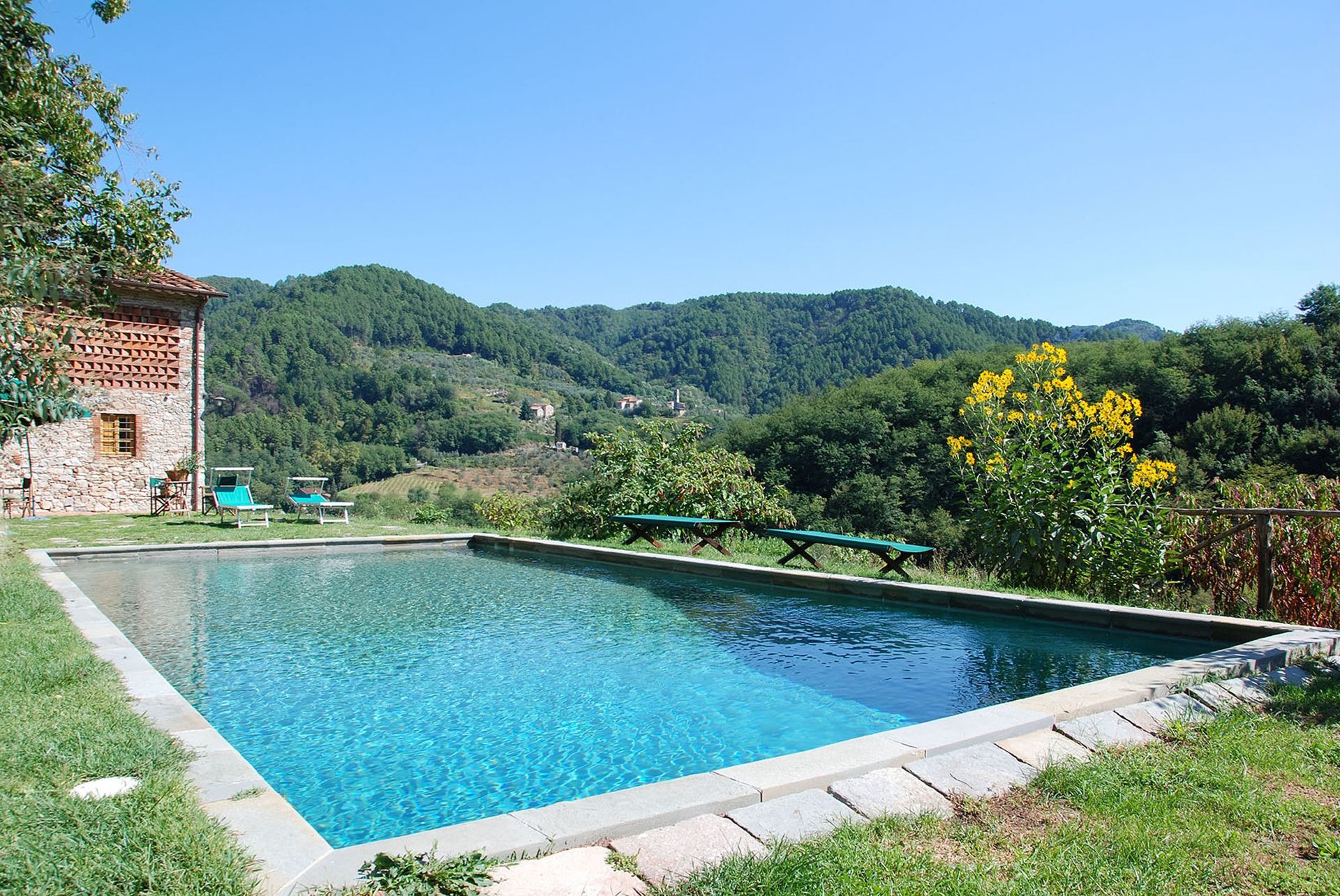 Fattoria Maulina Lucca: Rustic 5-Bedroom Apartment with Pool and Scenic Views, Lucca