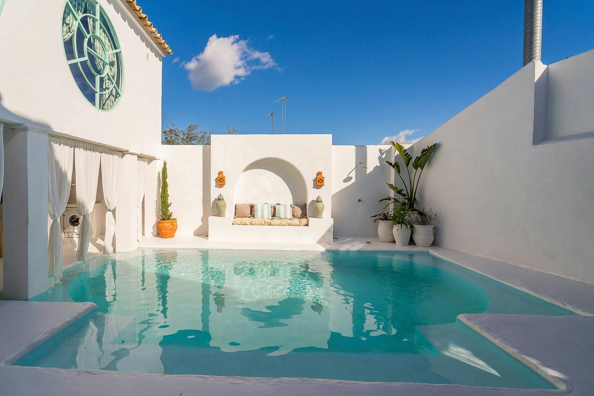 Finca Almez Sevilla: Luxury 6-Bedroom Villa with Private Pool and Jacuzzi, Sevilla Region