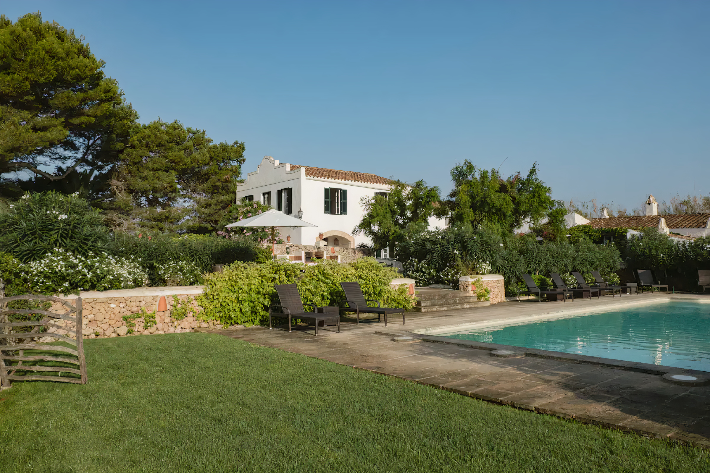 Finca Barranc Alaior: 6-Bedroom Eco-Friendly Villa with Saltwater Pool and Tennis Court, Menorca