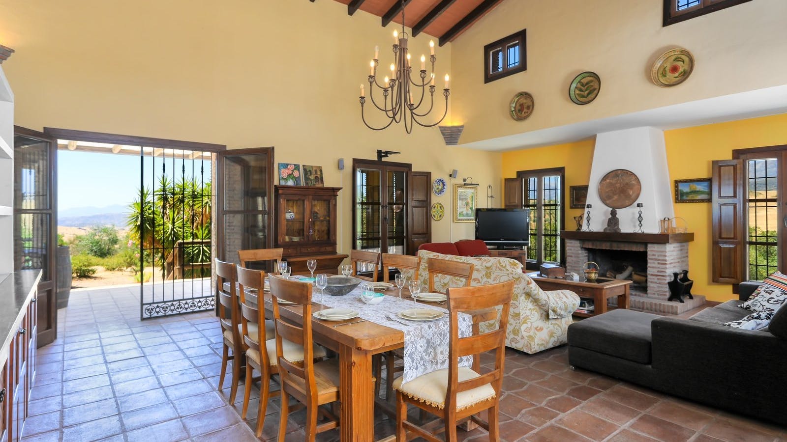 Finca Hacho Alora: Spacious 7-Bedroom Finca with Pool and Scenic Views, Valle del Guadalhorce