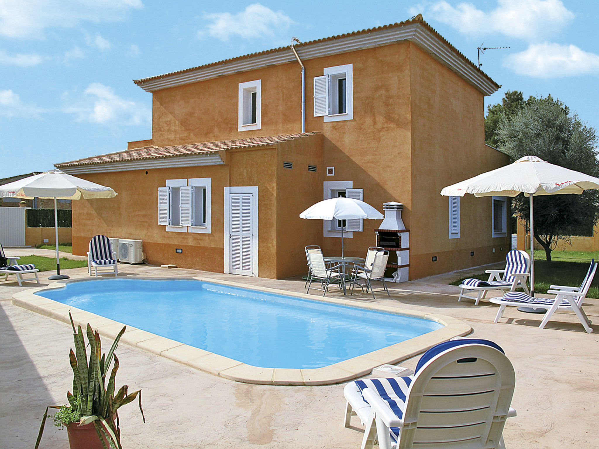 Finca Llevant Cala Millor: Modern 6-Bedroom Family Villa with Private Pool and Garden in Sa Coma Mallorca