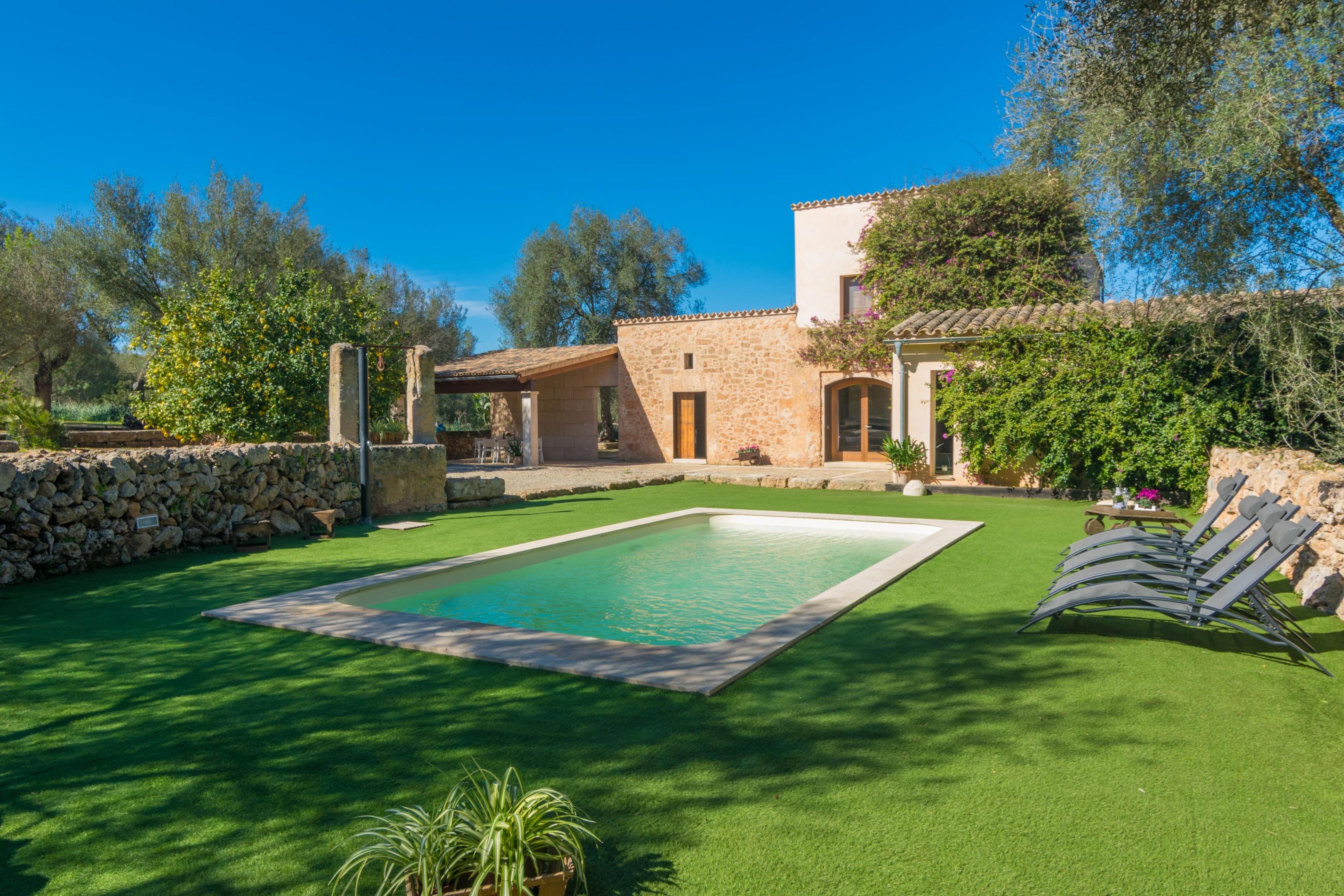 Finca Olleries Pla de Mallorca: Charming 3-Bedroom Apartment with Pool and Air-Con, Pla de Mallorca