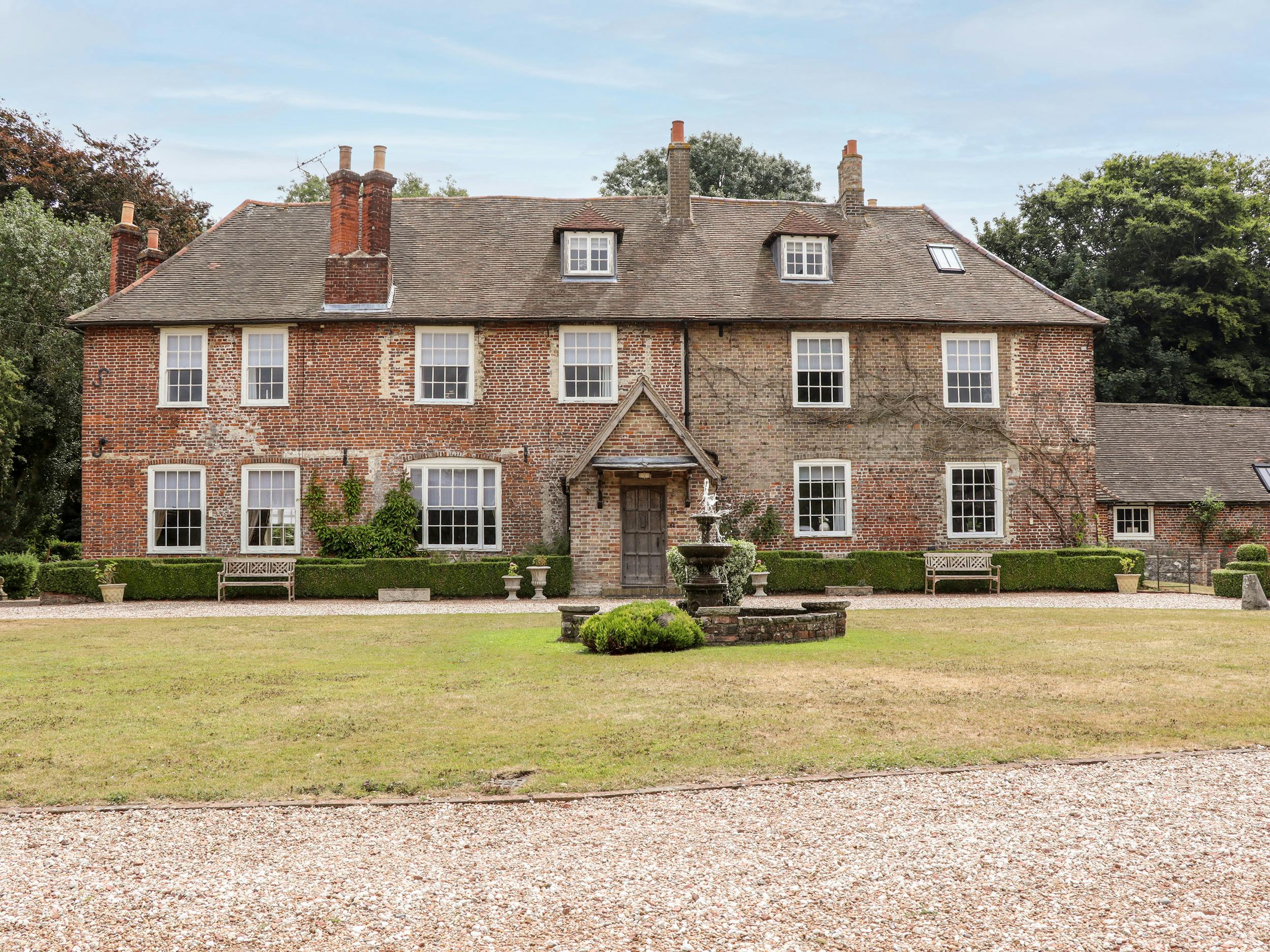 House Alkham Kent: 10-Bedroom Luxury Apartment with Seaviews and Hot Tub, Kent