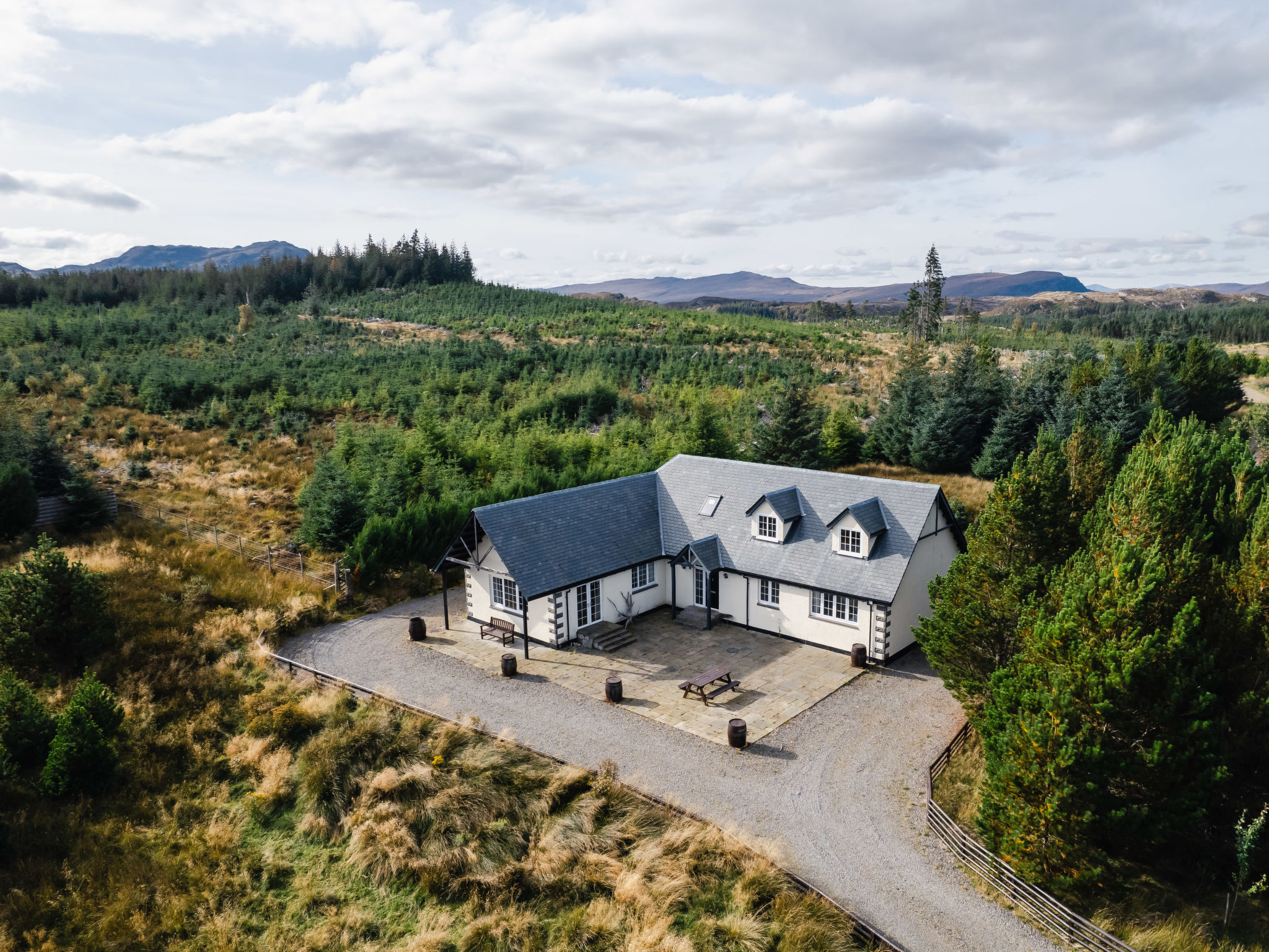 House Altsigh Lochness: Modern 3-Bedroom Highland Cottage with Countryside Views and Garden Near Famous Loch