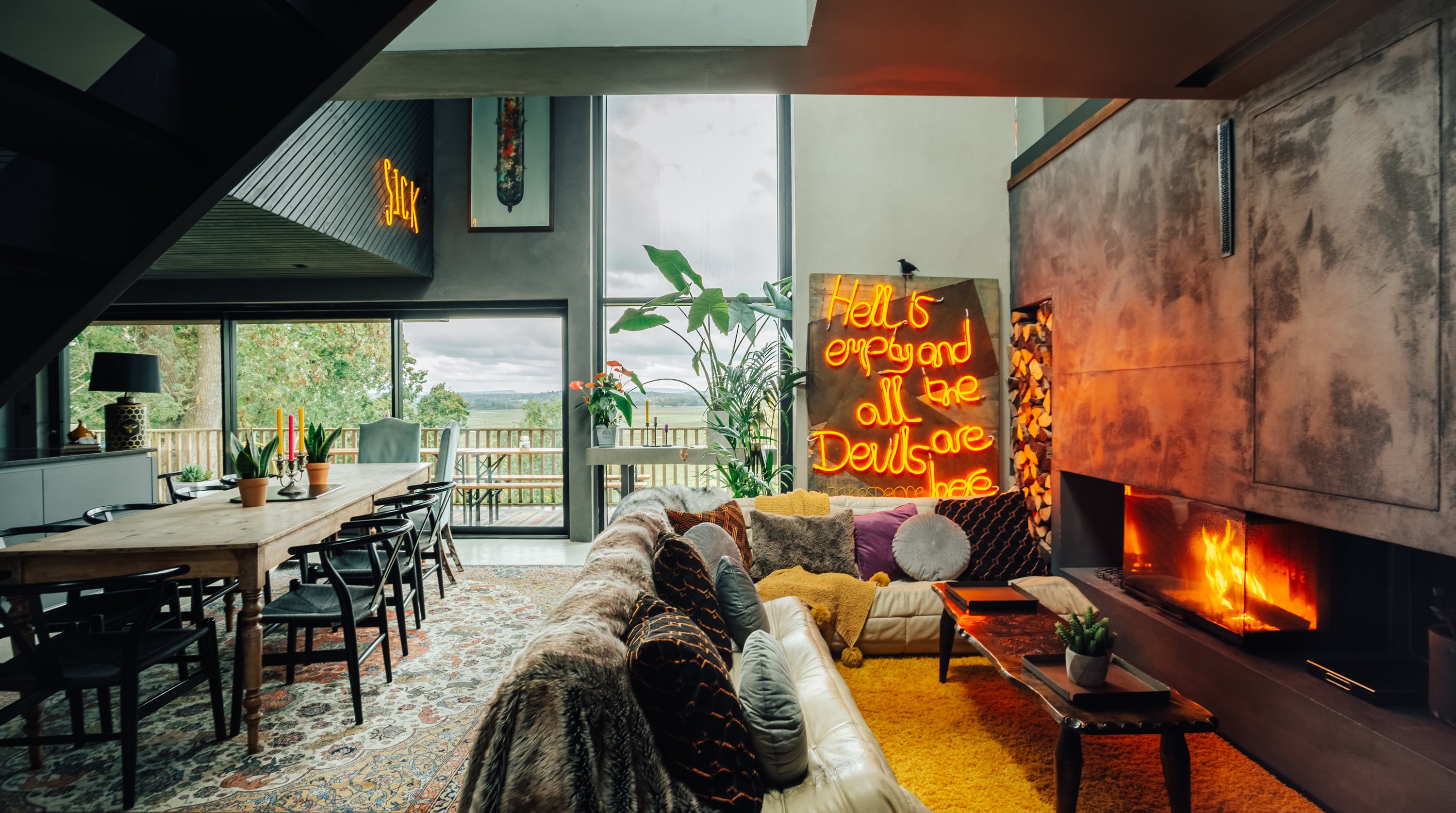 House Amberly West: Luxury 5-Bedroom House with Hot Tub, West Sussex