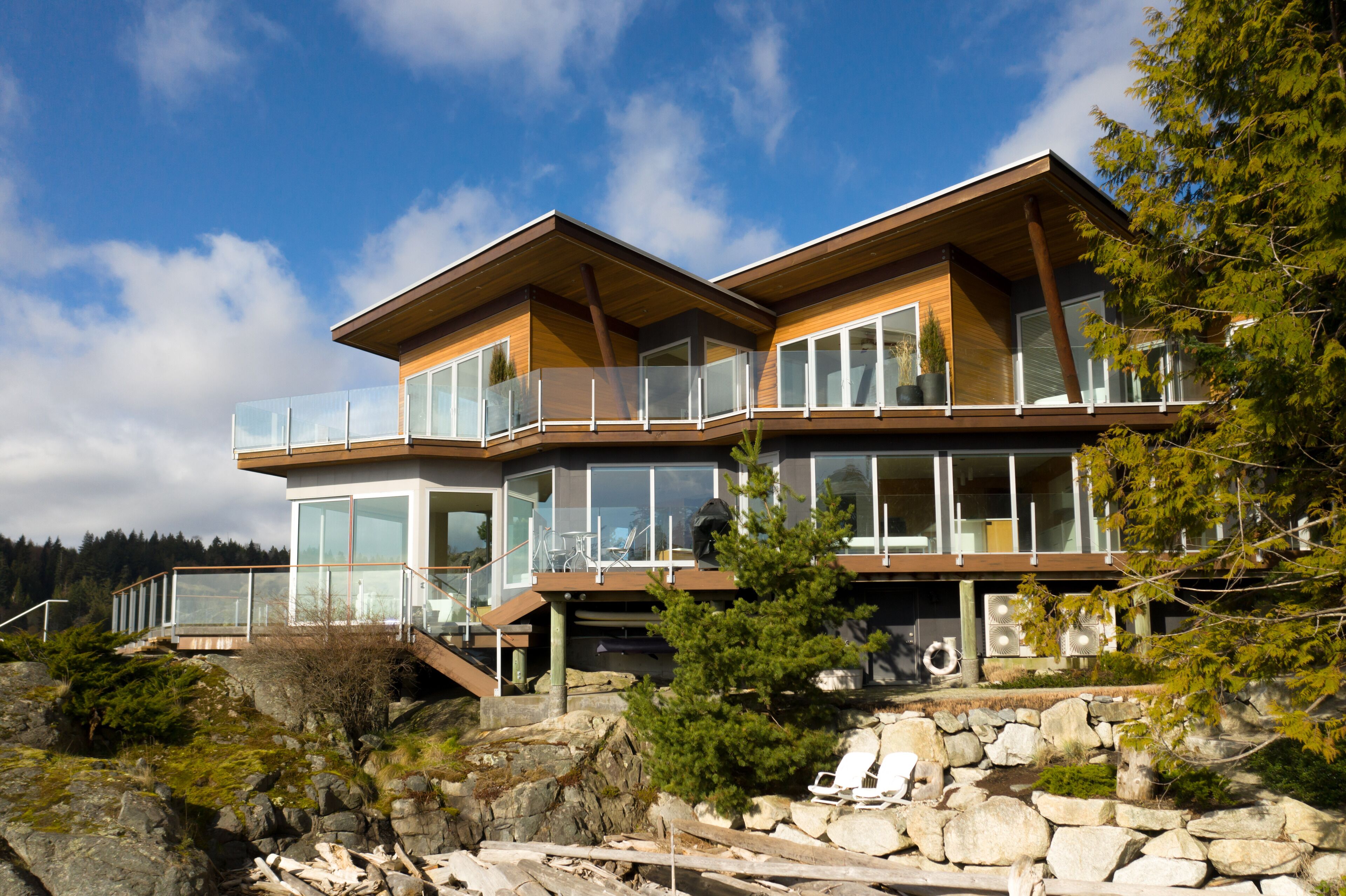 House Arbutus Sunshine: Luxury 3-Bedroom House with Hot Tub and Seaview, Sunshine Coast