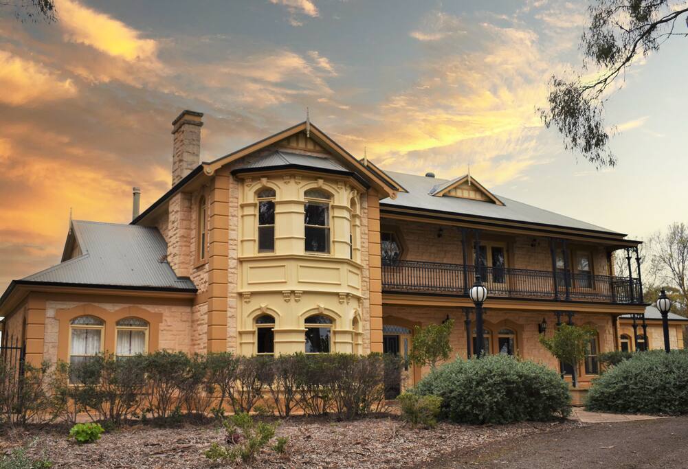 House Armagh Clare: Luxury 5-Bedroom House with Pool and Tennis Court, South Australia