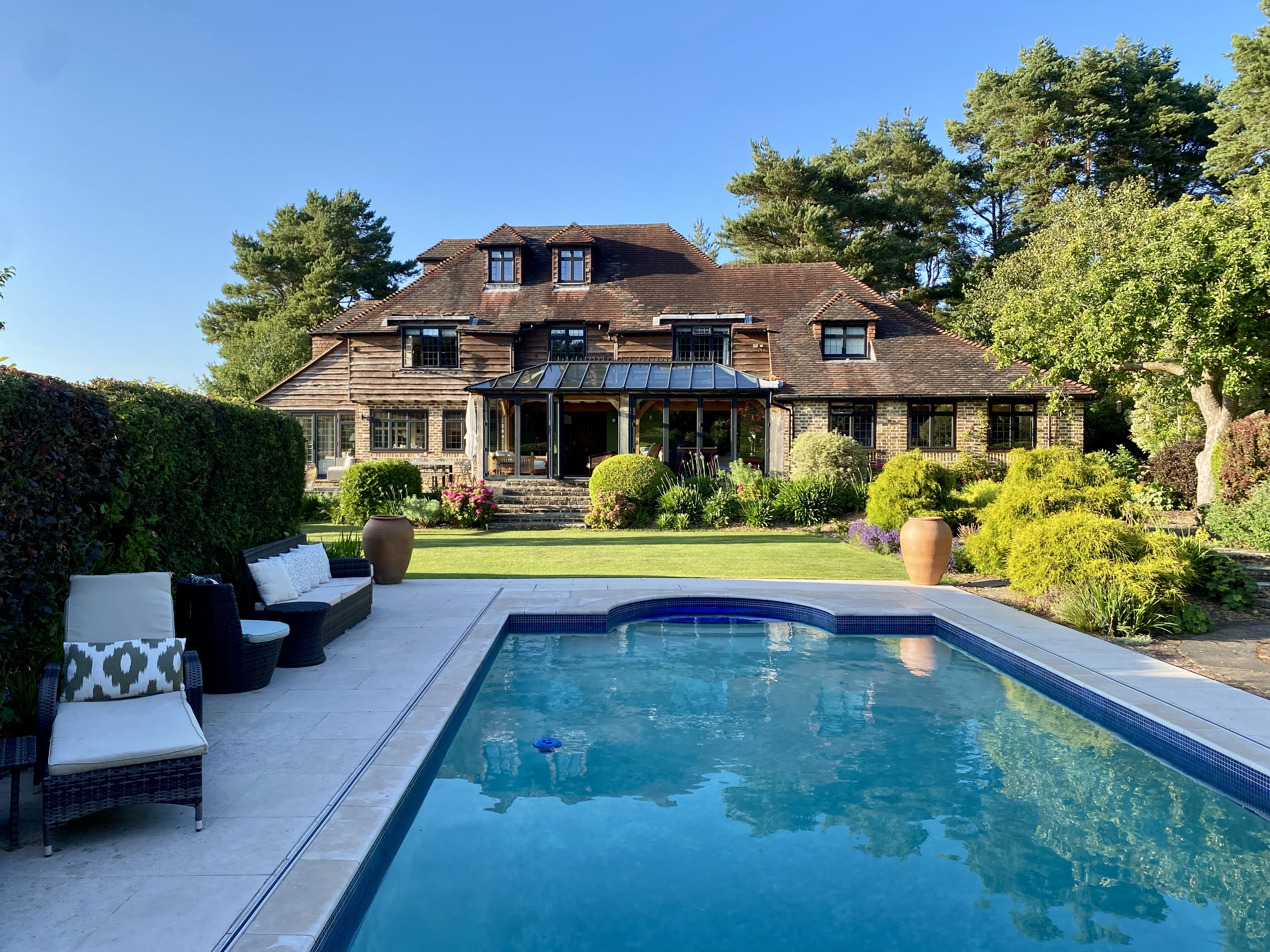 House Ashdown Tunbridge: Charming 6-Bedroom Apartment with Pool and Hot Tub, Royal Tunbridge Wells