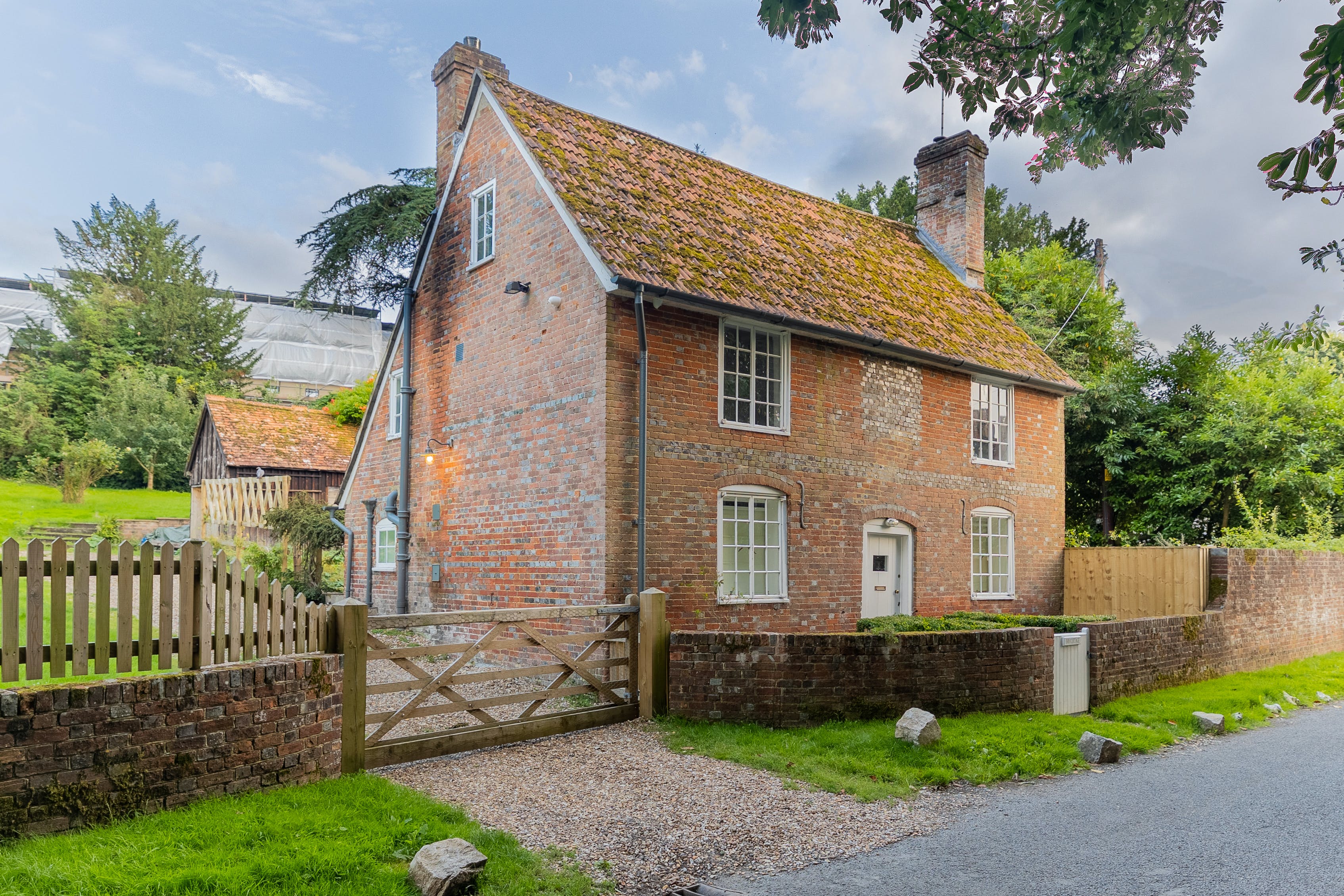 House Avington Hampshire: Spacious 3-Bedroom Family Apartment, Hampshire Countryside