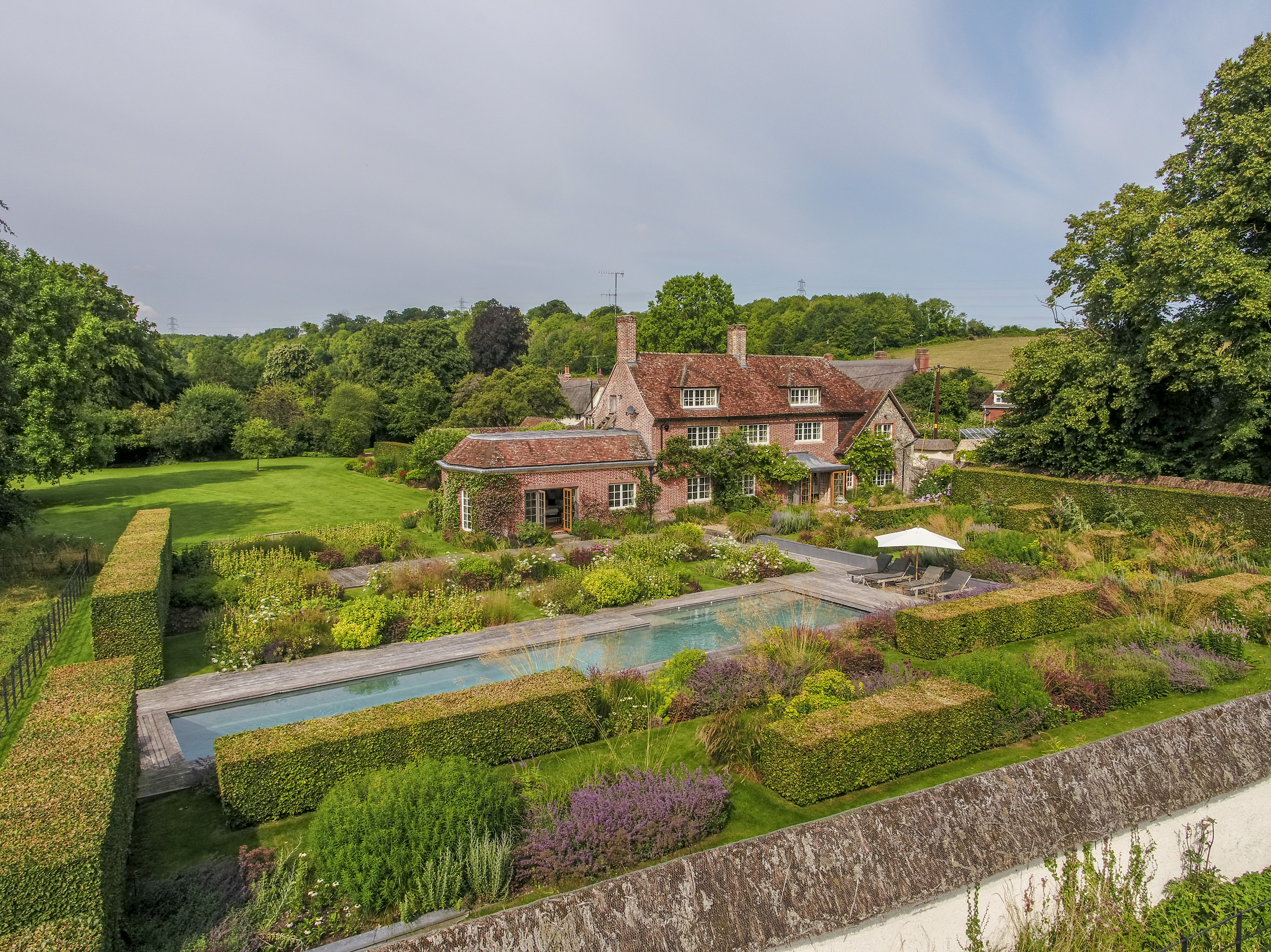 House Avon Wiltshire: Spacious 7-Bedroom House with Pool, Wiltshire