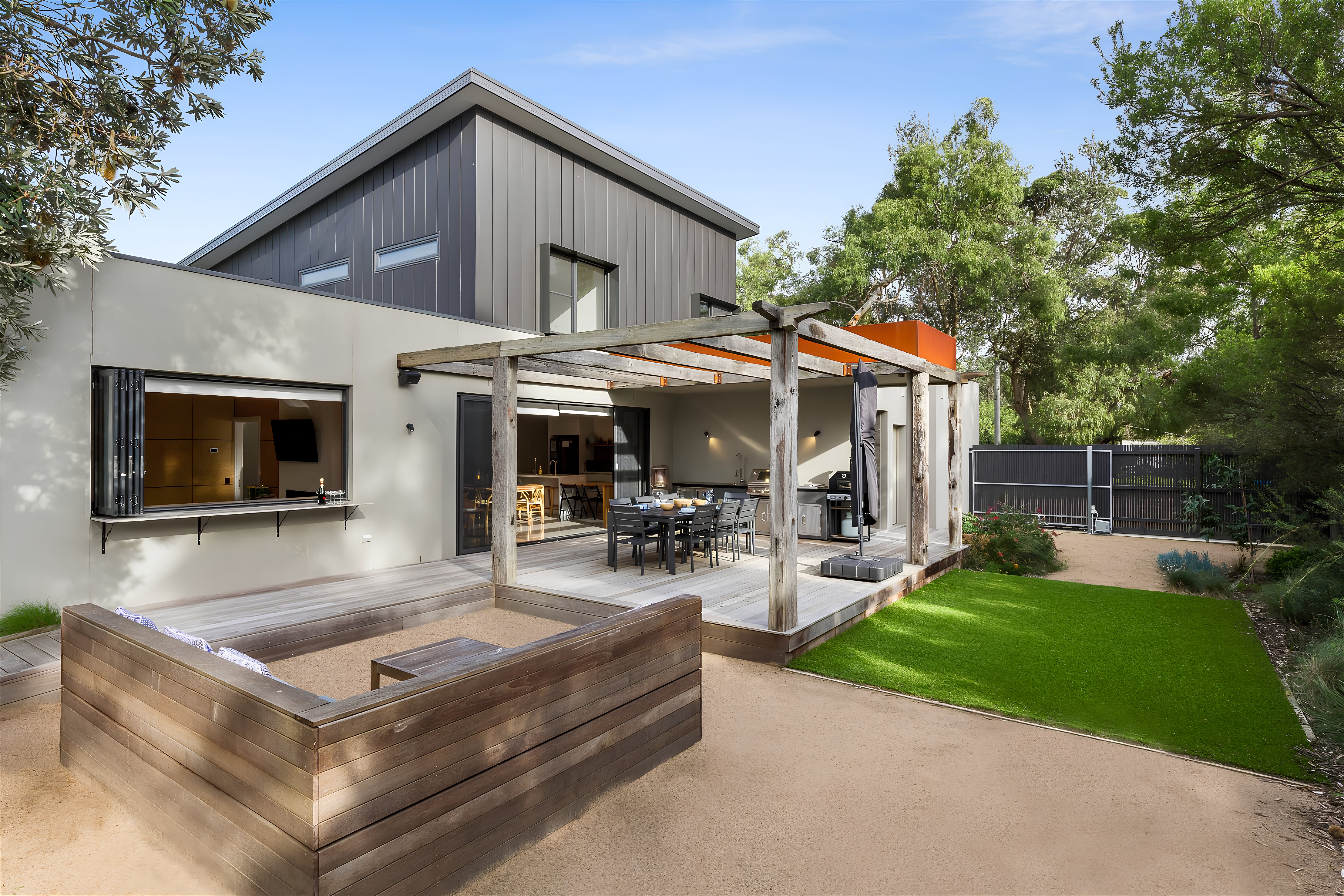 House Banksia Balnarring: Spacious 5-Bedroom Apartment with Seaviews, Victoria