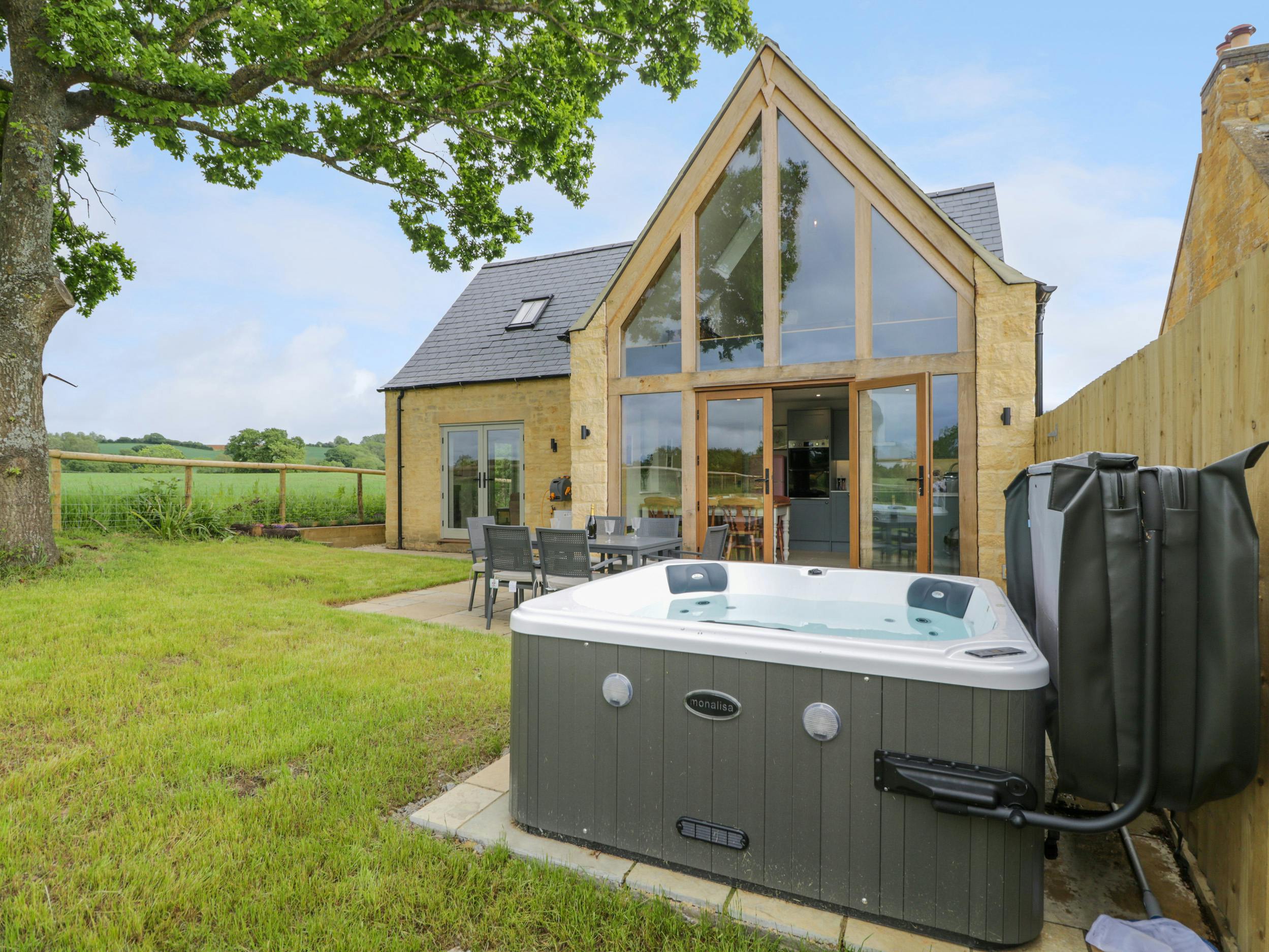 House Batsford Blockley: Luxury 3-Bedroom Villa with Hot Tub and Stunning Views, The Cotswolds