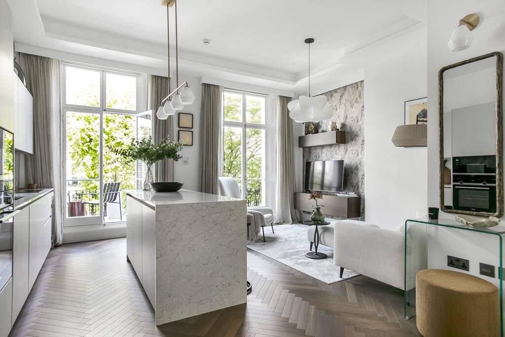 House Bayswater Mews: Chic 1-Bedroom Apartment Rental with Balcony and Remote Work Space, Bayswater London