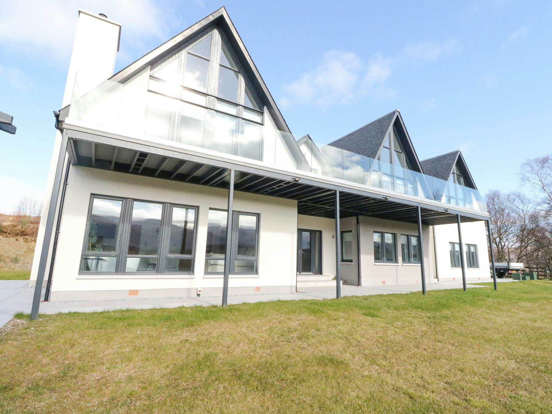 House Benmore Tummel: Spacious 5-Bedroom Luxury House with Hot Tub, Highland