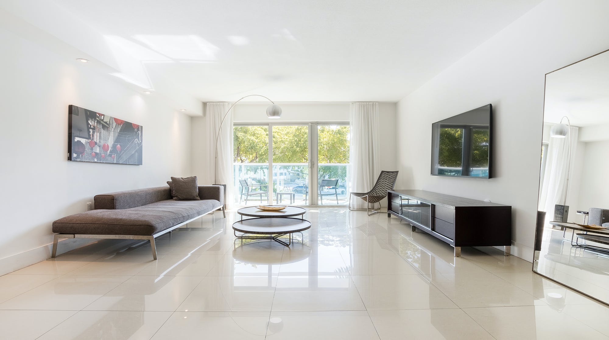 House Biscayne Surfside: Luxury 2-Bedroom Apartment with Seaview and Pool, Surfside
