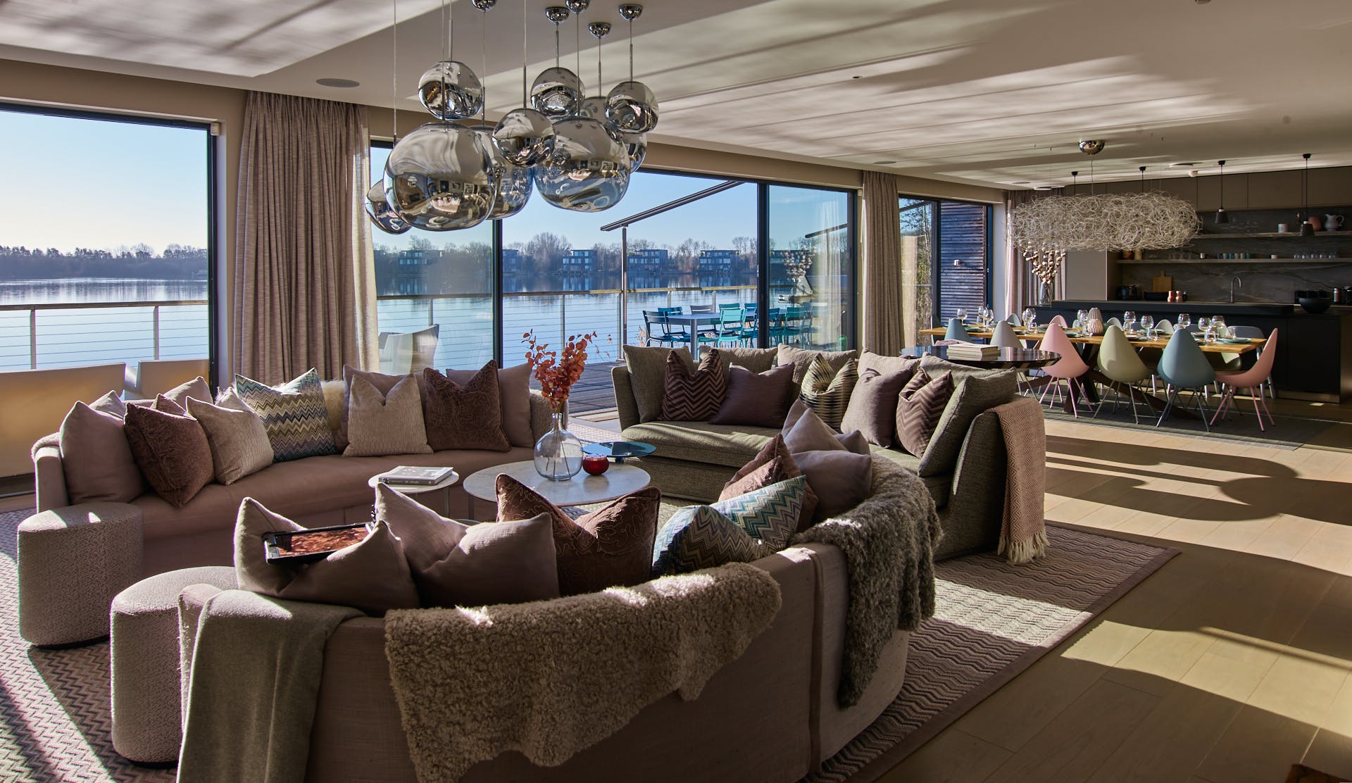 House Bowmoor Faringdon: Luxury 6-Bedroom House with Lake Access and Hot Tub, Faringdon