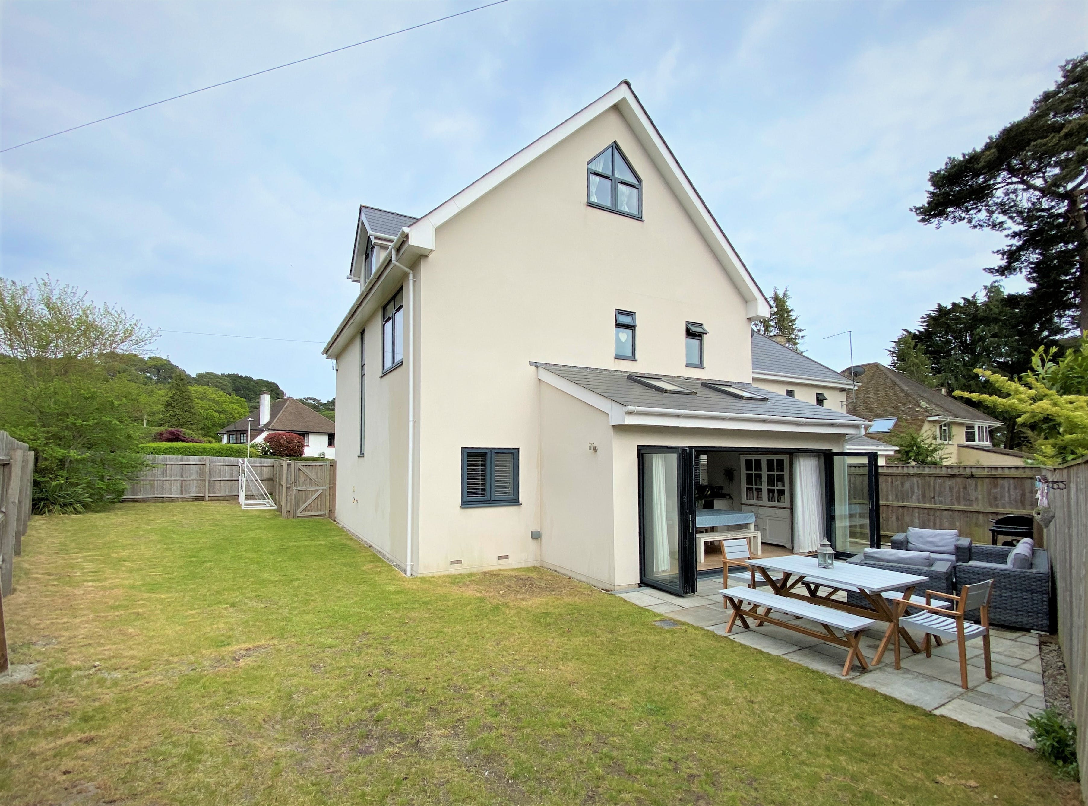 House Branksome Poole: Spacious 6-Bedroom Apartment with Sea Views, Poole