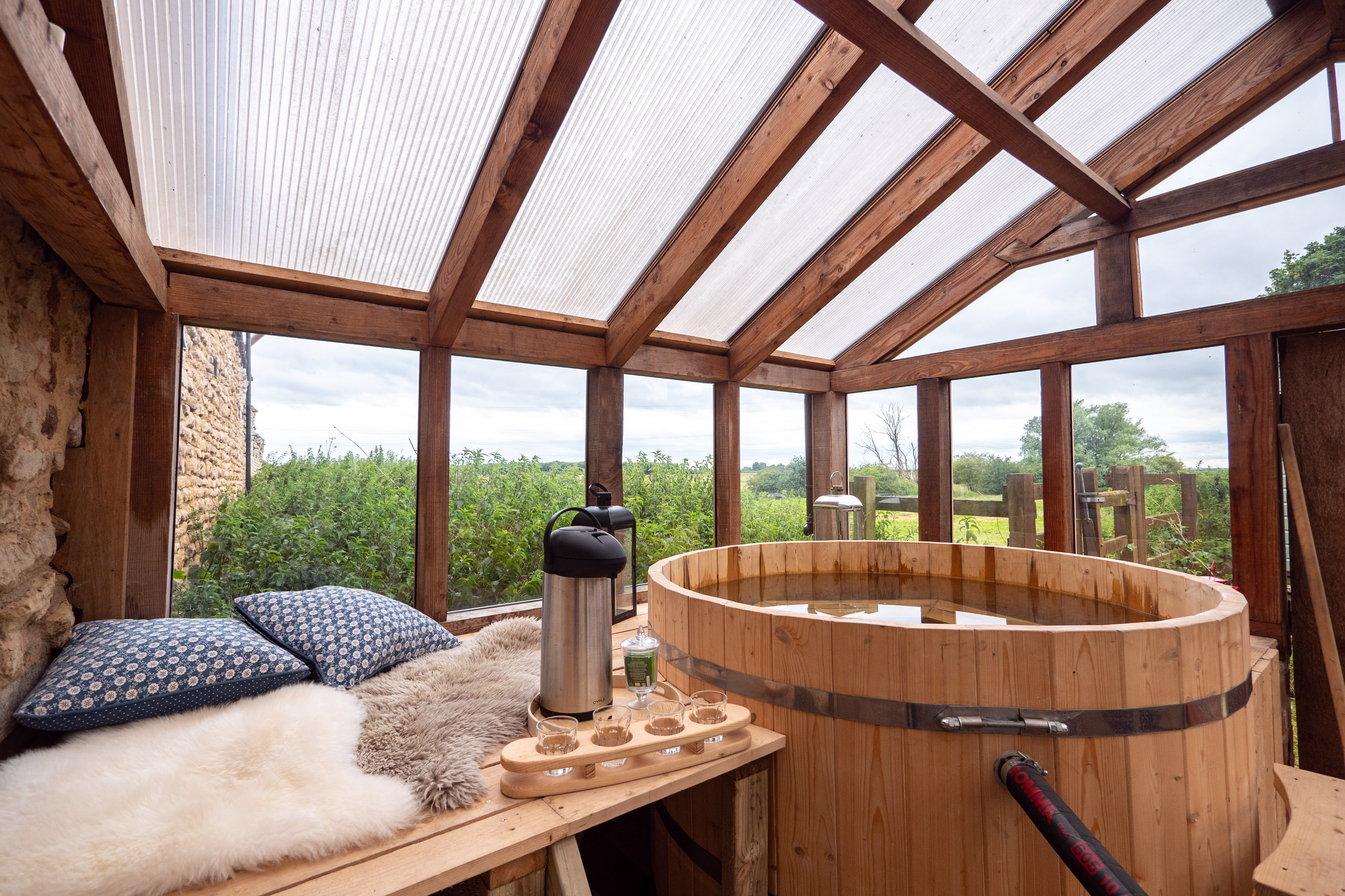 House Broughton North: Spacious 6-Bedroom Cottage with Hot Tub, North Lincolnshire