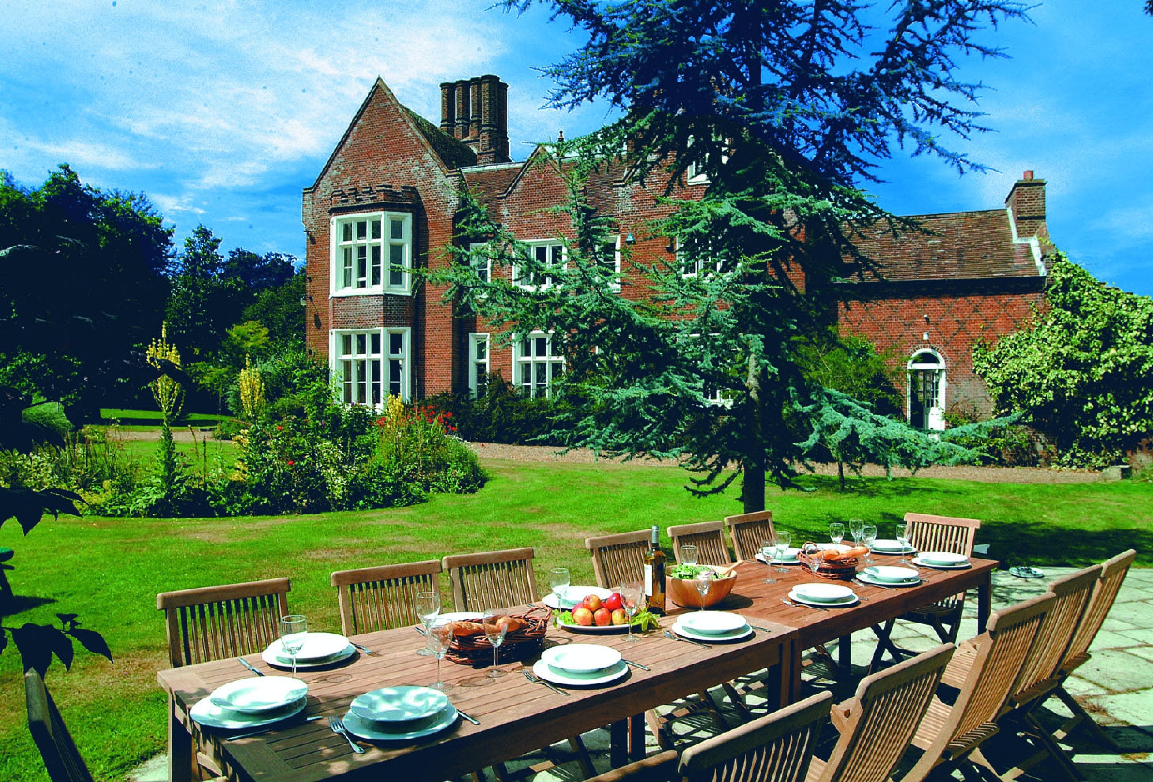 House Bure Valley: Luxury 10-Bedroom Apartment with Tennis Court, Reepham