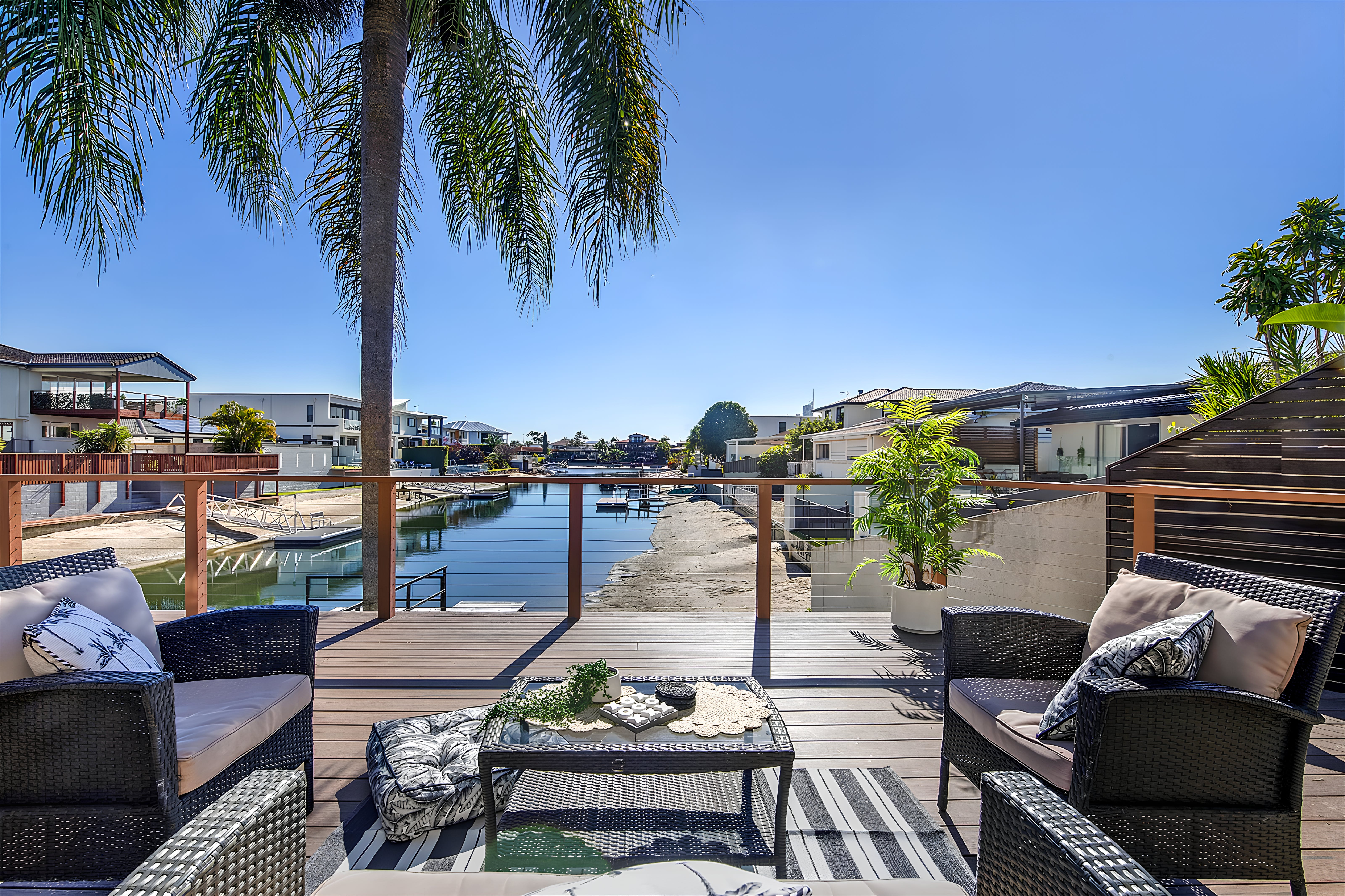 House Burleigh Queensland: Luxury 4-Bedroom Apartment with Swimming Pool, Queensland