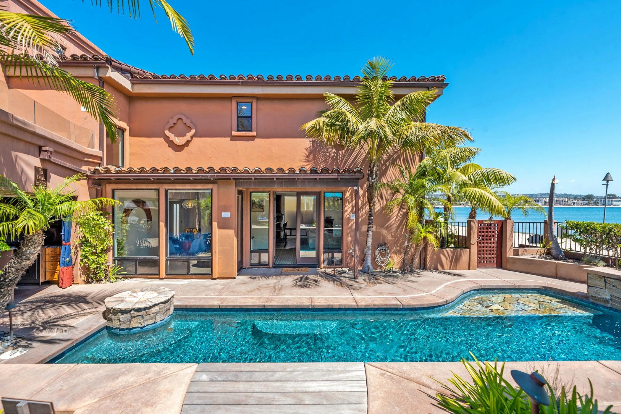 House Cabrillo Mission Beach Mission Beach: Luxury 3-Bedroom Apartment with Beachfront Views, Mission Beach