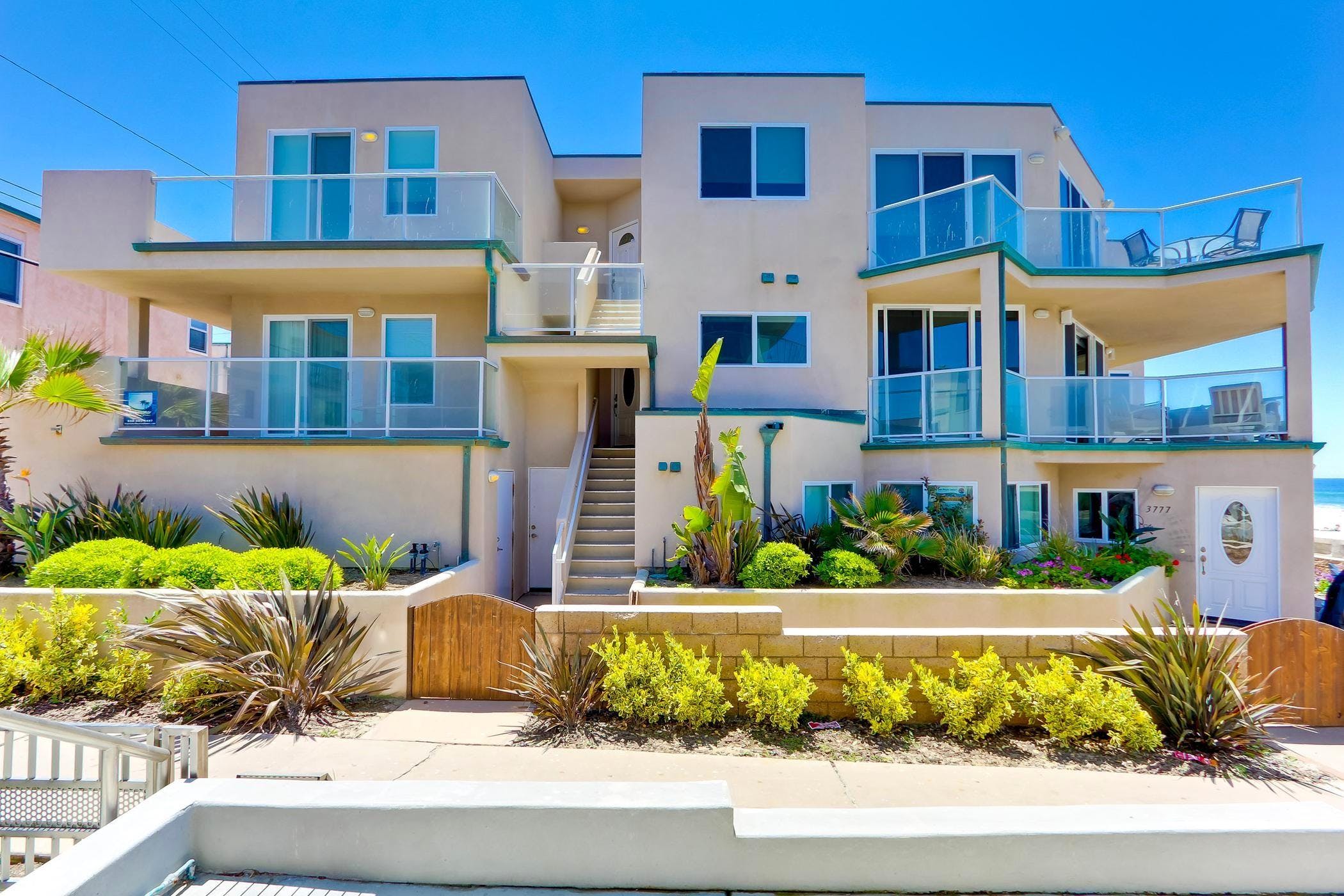 House Cabrillo Mission Mission Beach: Spacious 4-Bedroom Beachfront Apartment with Seaview, Mission Beach