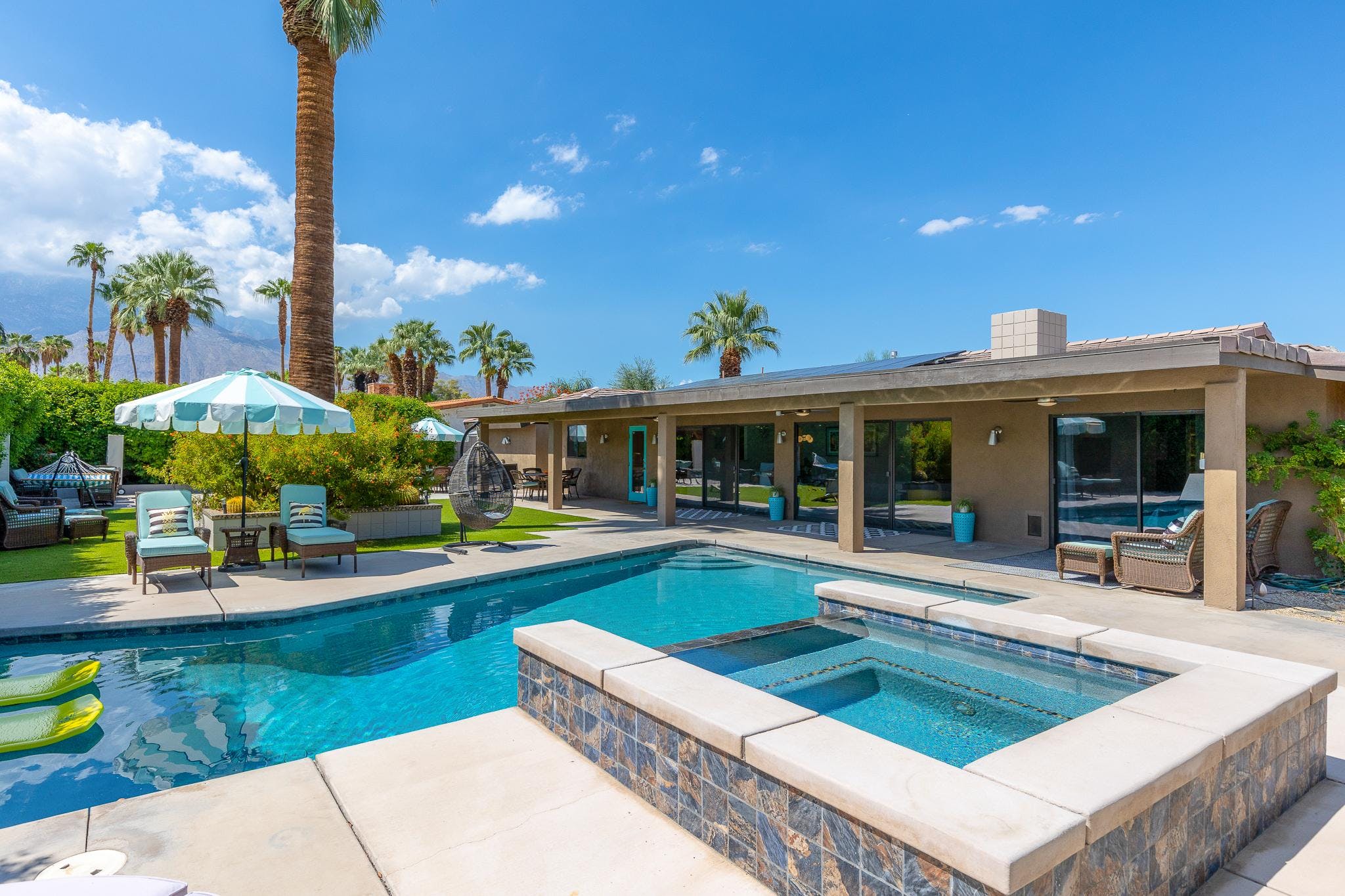 House Cahuilla Cathedral: Luxury 4-Bedroom Apartment with Pool and Hot Tub, Palm Springs