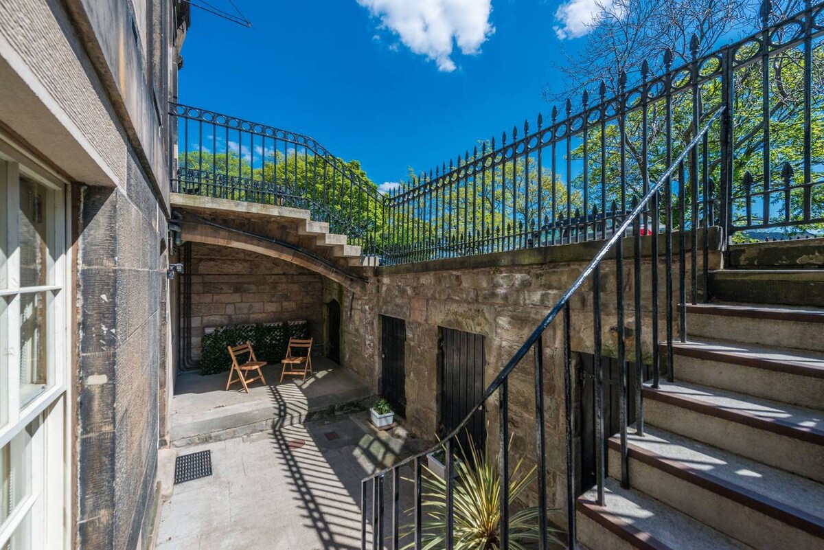 House Caltonhill Hillside: Chic 2-Bedroom Apartment Rental with Garden in Edinburgh Hillside