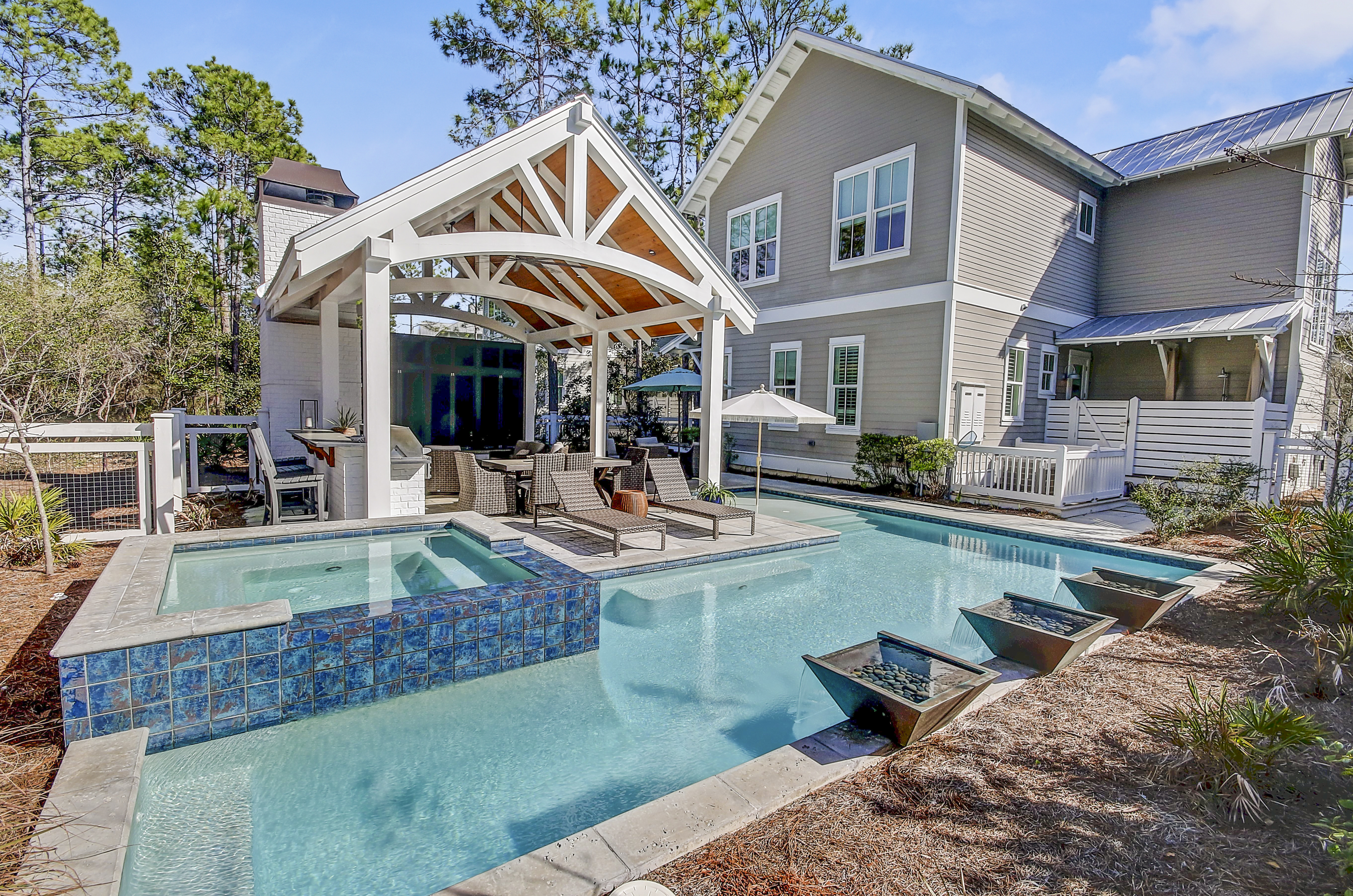 House Camellia Walton: Spacious 5-Bedroom Villa with Hot Tub and Seaview, Walton County