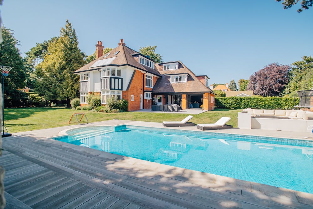 House Canford Bournemouth: Spacious 7-Bedroom Apartment with Seaview and Pool, Bournemouth