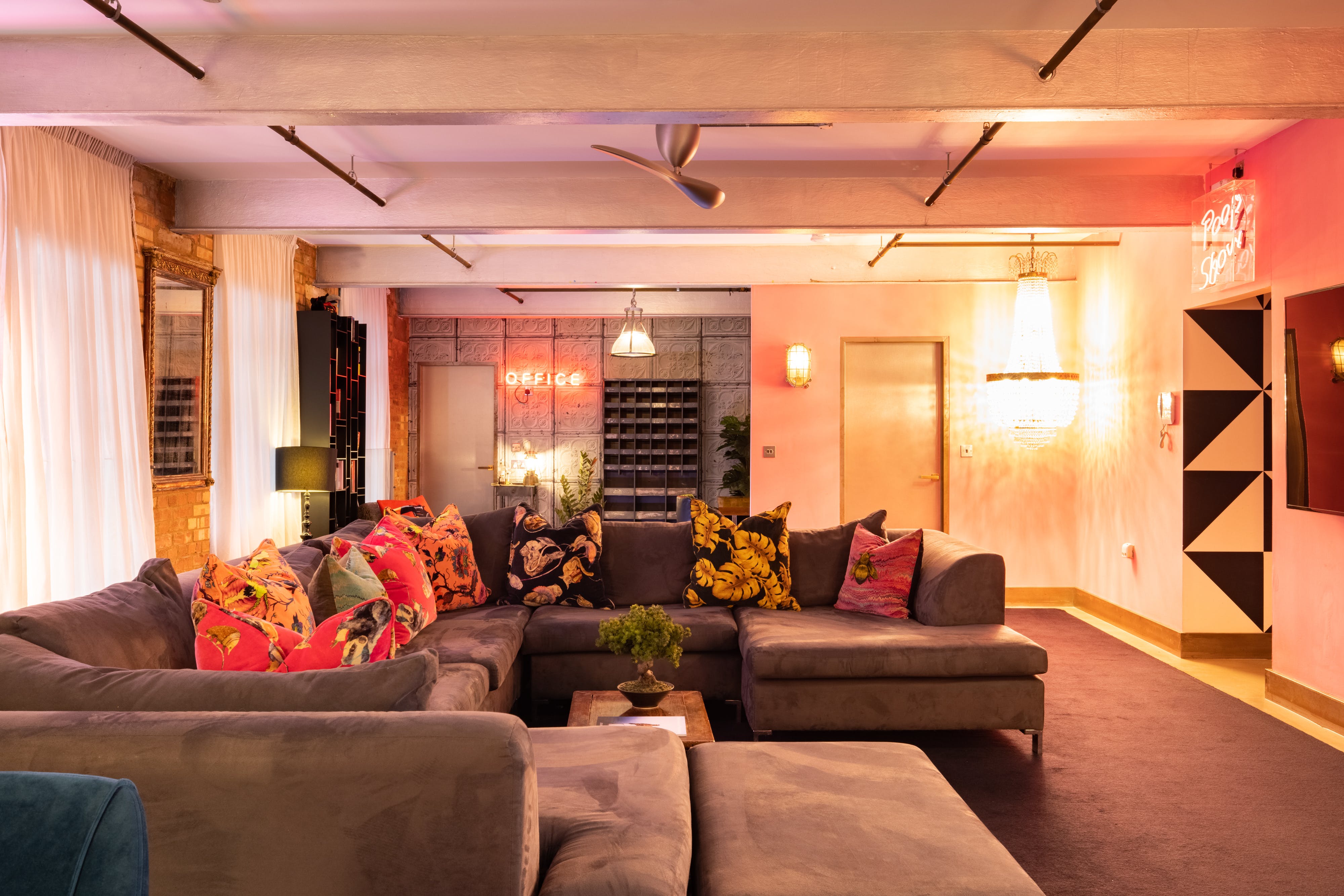 House Carnaby Soho Soho 4: Chic 3-Bedroom Warehouse Conversion with Unique Design, Soho