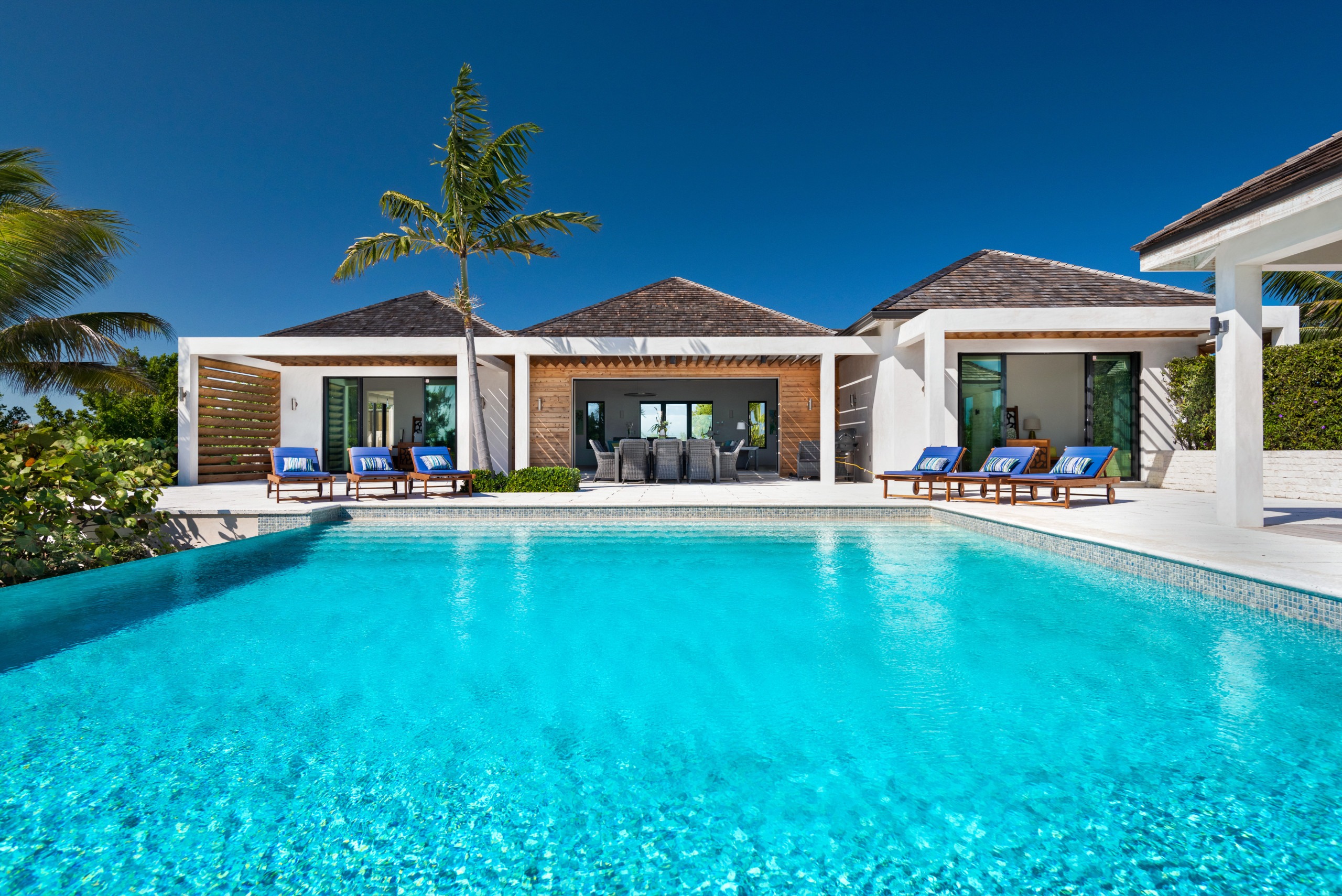 House Casuarina Long Bay: Luxury 4-Bedroom Beachfront Villa with Pool, Turks and Caicos