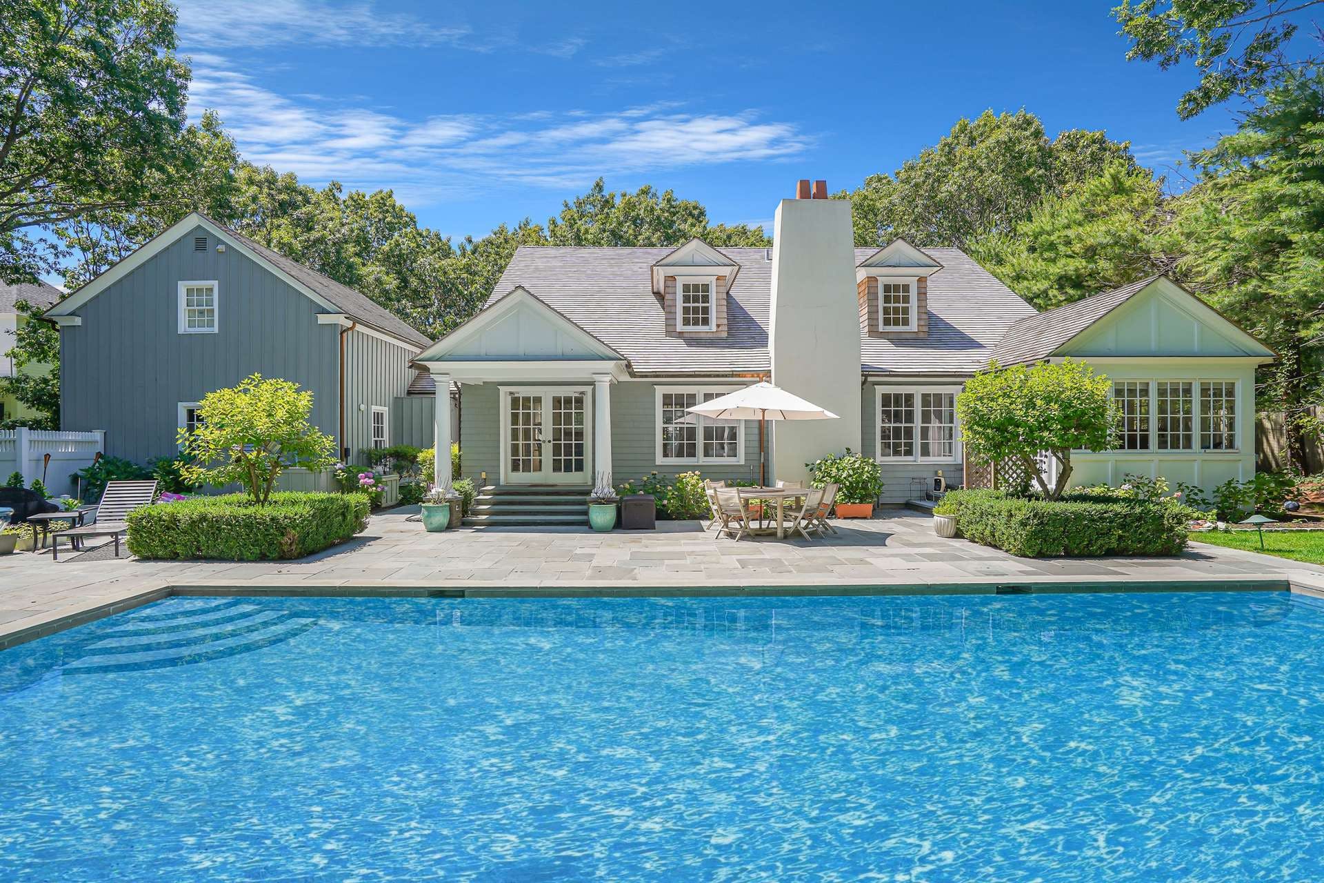 House Cedar EastHampton: Luxury 5-Bedroom House with Pool and Sea Views, East Hampton