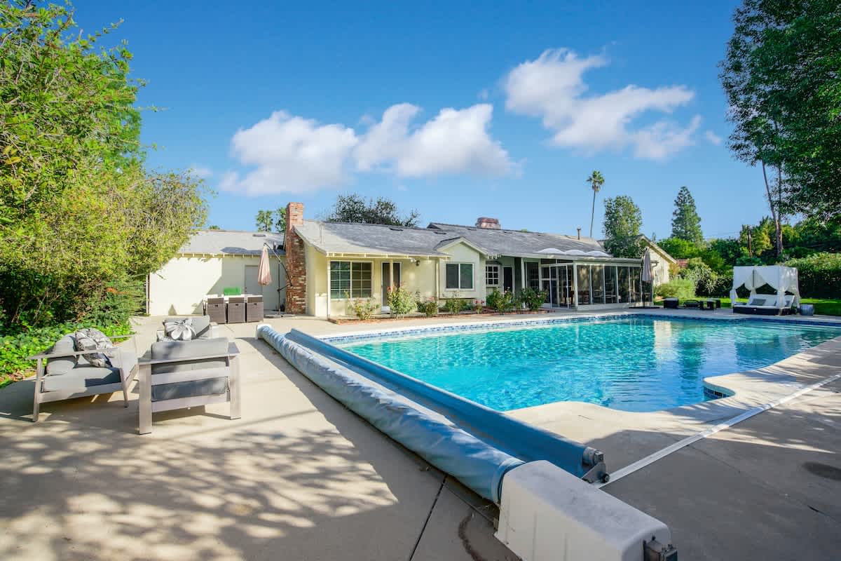 House Chaparral Calabasas Calabasas: Luxury 4-Bedroom House with Pool and Family-Friendly Features, Calabasas