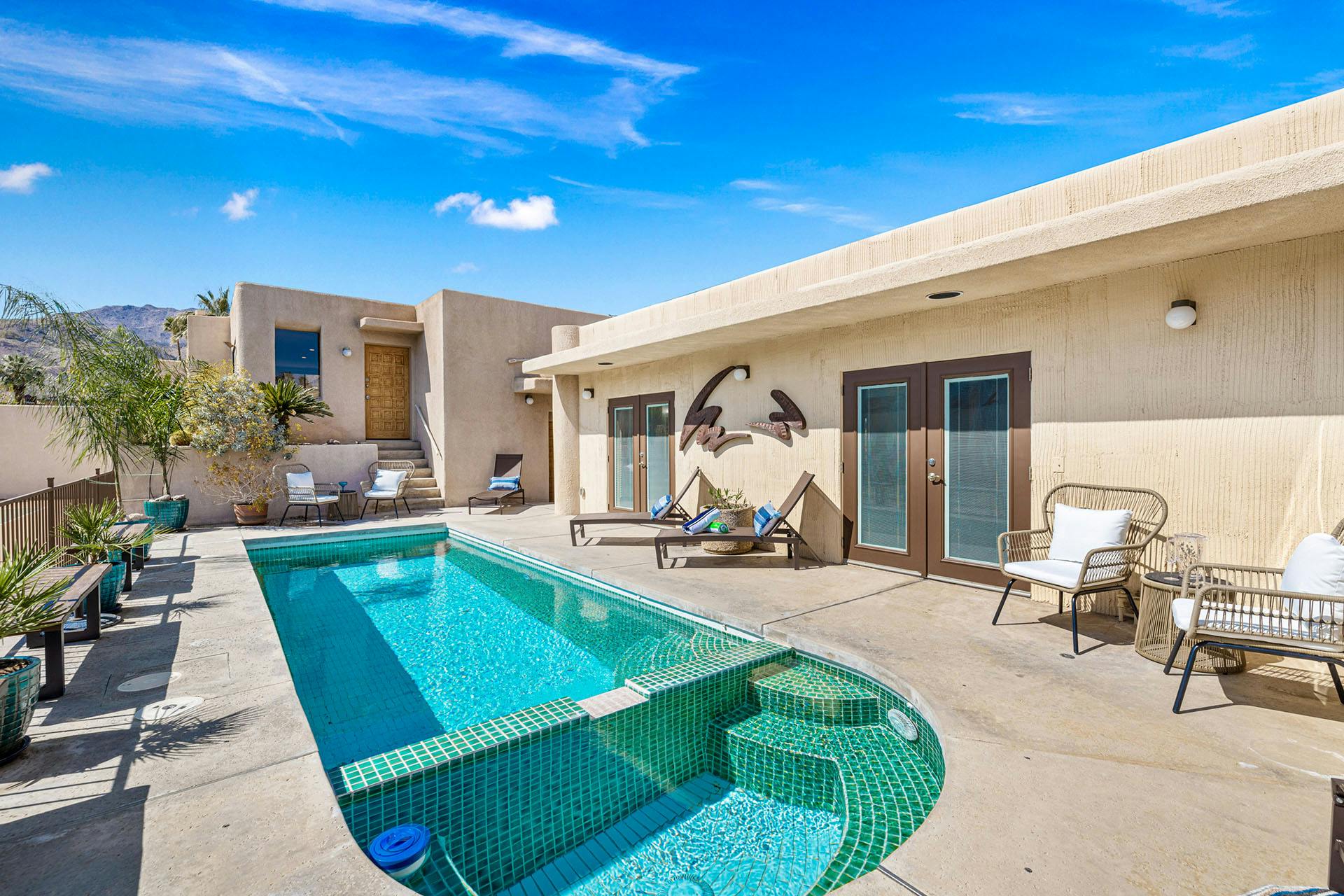 House Chaparral Palm: Spacious 6-Bedroom House with Pool and Tennis Court, Palm Desert
