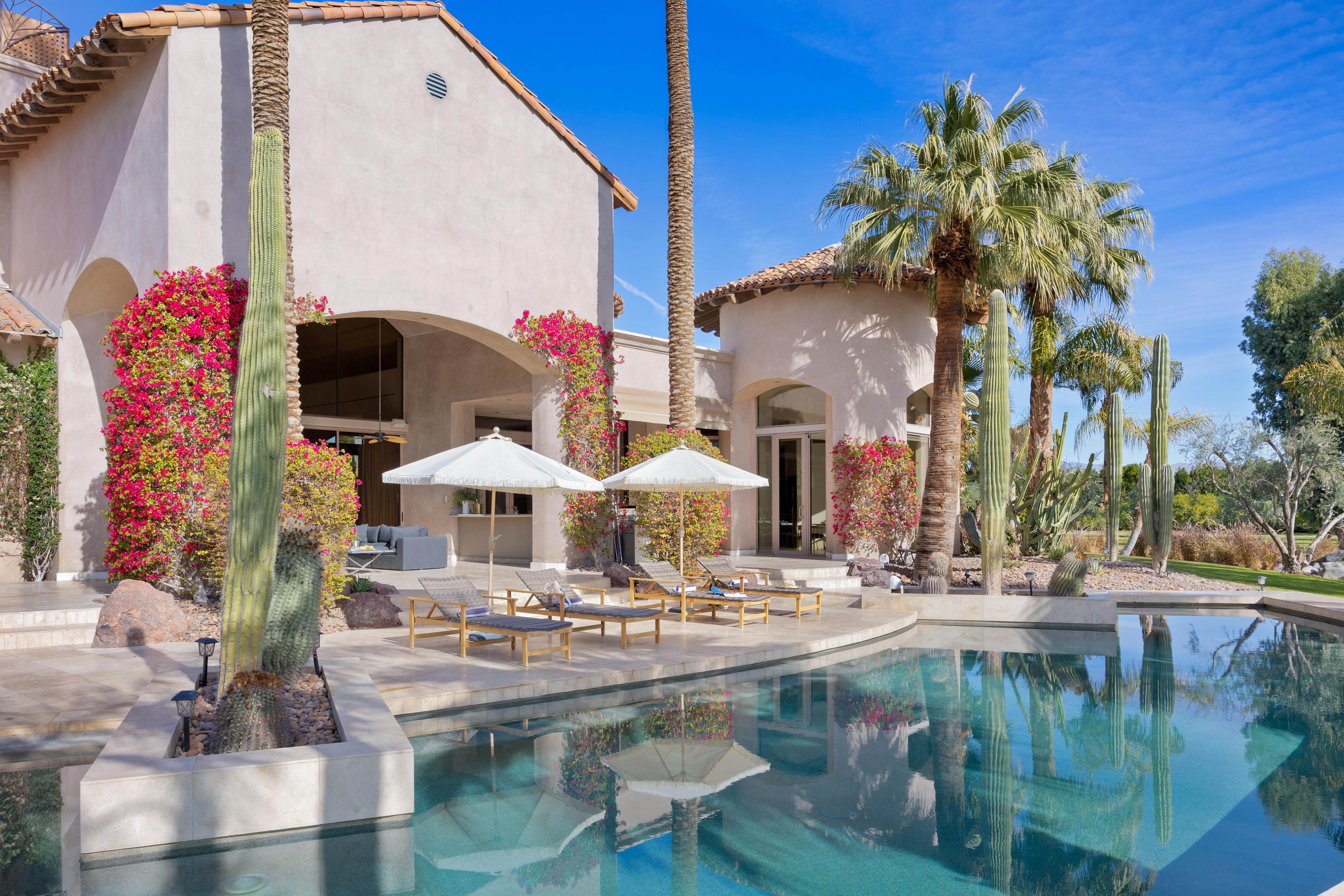 House Cholla Coachella: Spacious 8-Bedroom Apartment with Pool and Tennis Court, Coachella