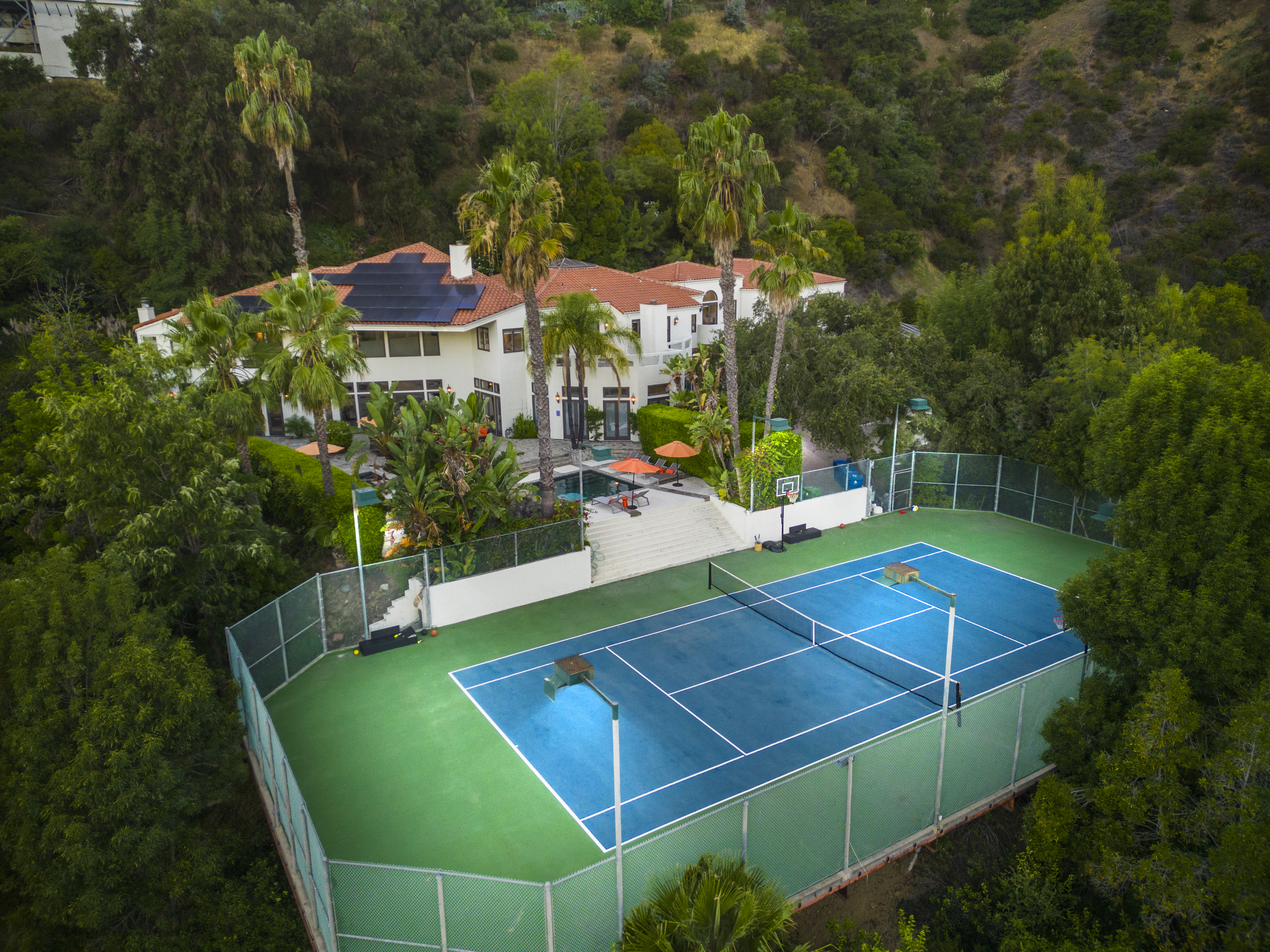 House Cielo Bel-Air: Luxury 8-Bedroom Apartment with Pool and Tennis Court, Bel Air
