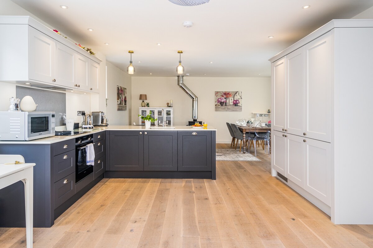 House Conygre Bath: Elegant 3-Bedroom Apartment with Family Features in Somerset Bath