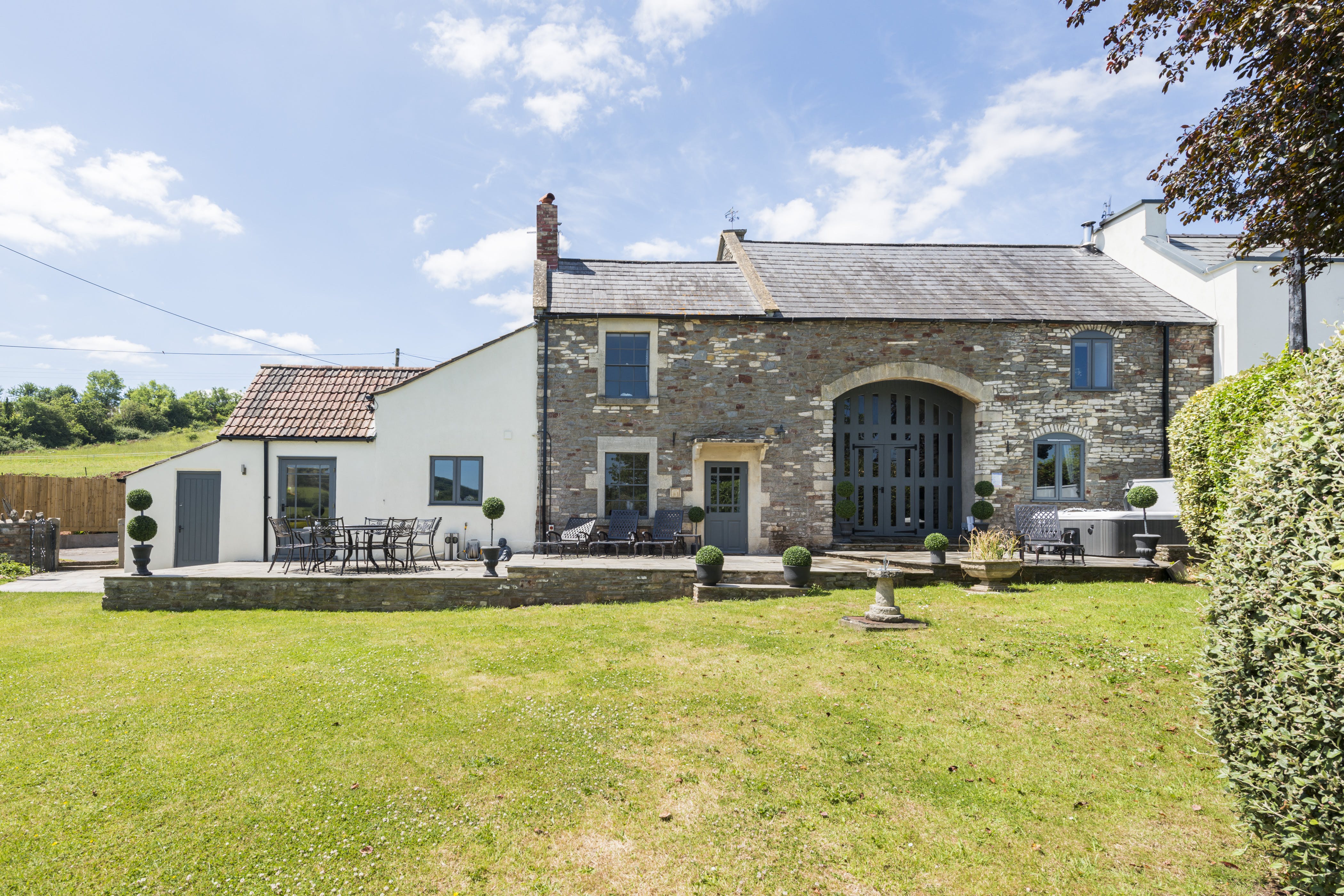 House Cotswold Bitton: Spacious 4-Bedroom Apartment with Hot Tub, Bath Countryside