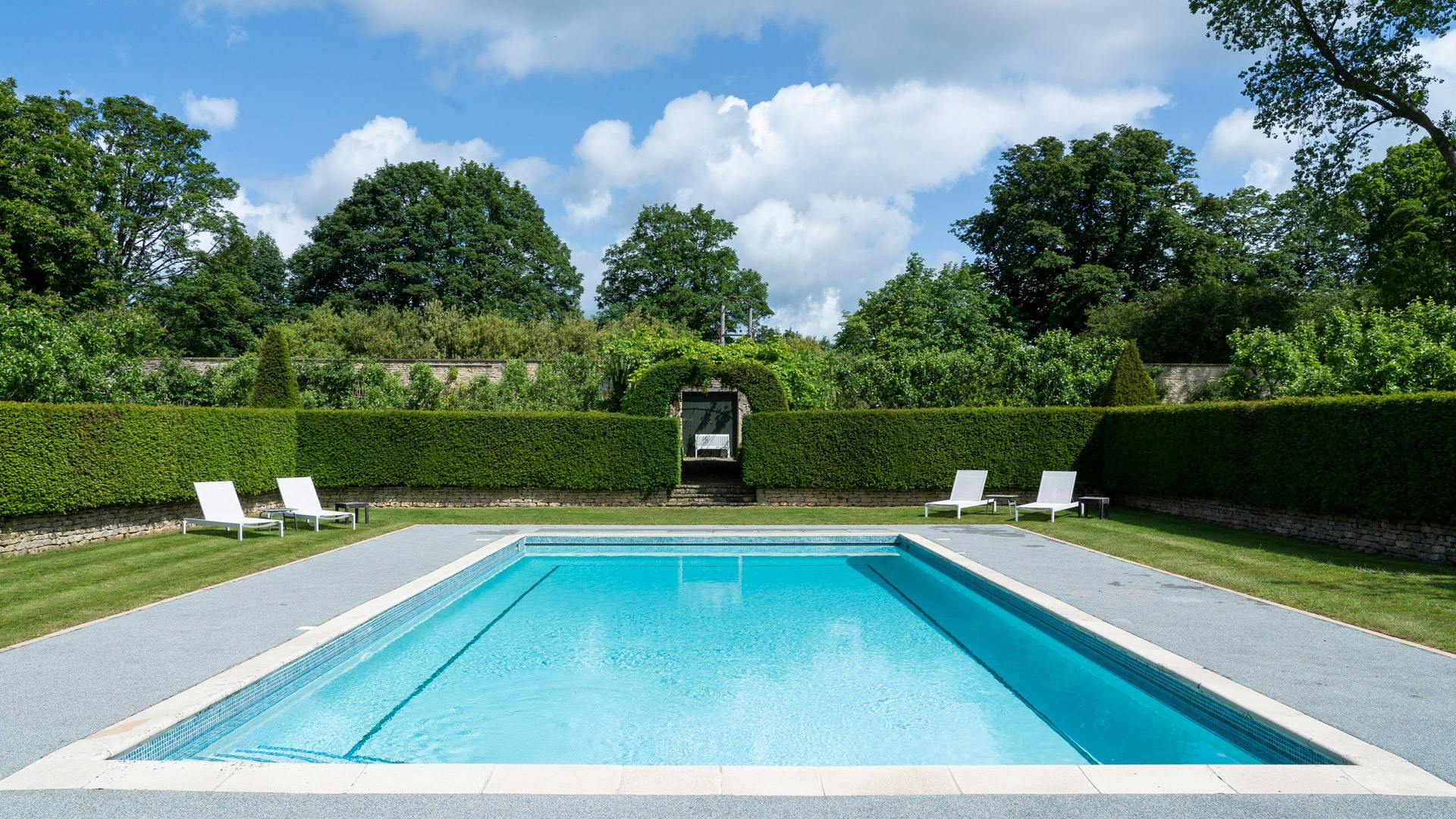 House Cotswold Gloucestershire: Luxury 8-Bedroom House with Pool, Gloucestershire