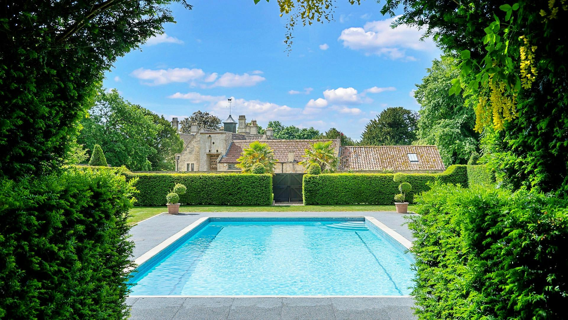 House Cotswold Tormarton: Luxury 8-Bedroom House with Heated Pool, Gloucestershire