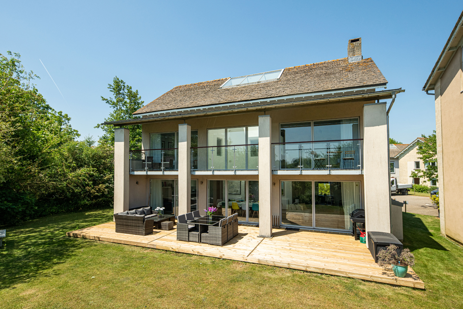House Cotswoldia Gloucestershire: Luxury 5-Bedroom House with Pool and Lake Views, The Cotswolds