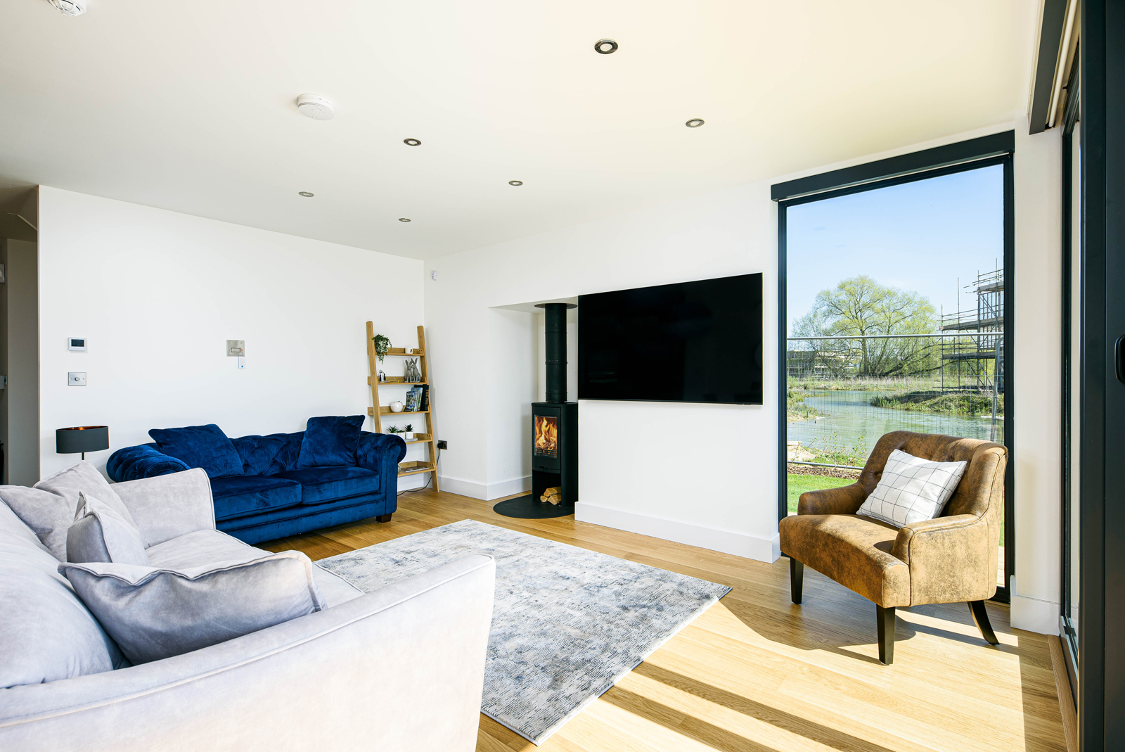 House Cotswolds Cricklade: Luxury 4-Bedroom Villa with Hot Tub and Lake Access, Cricklade