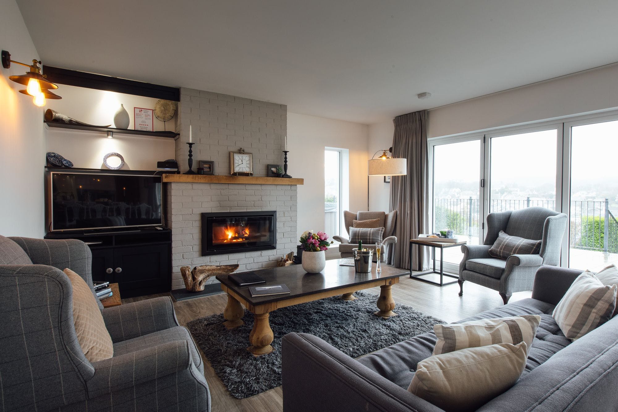 House Dinas Saundersfoot: Spacious 5-Bedroom Luxury Apartment with Hot Tub and Seaview, Saundersfoot