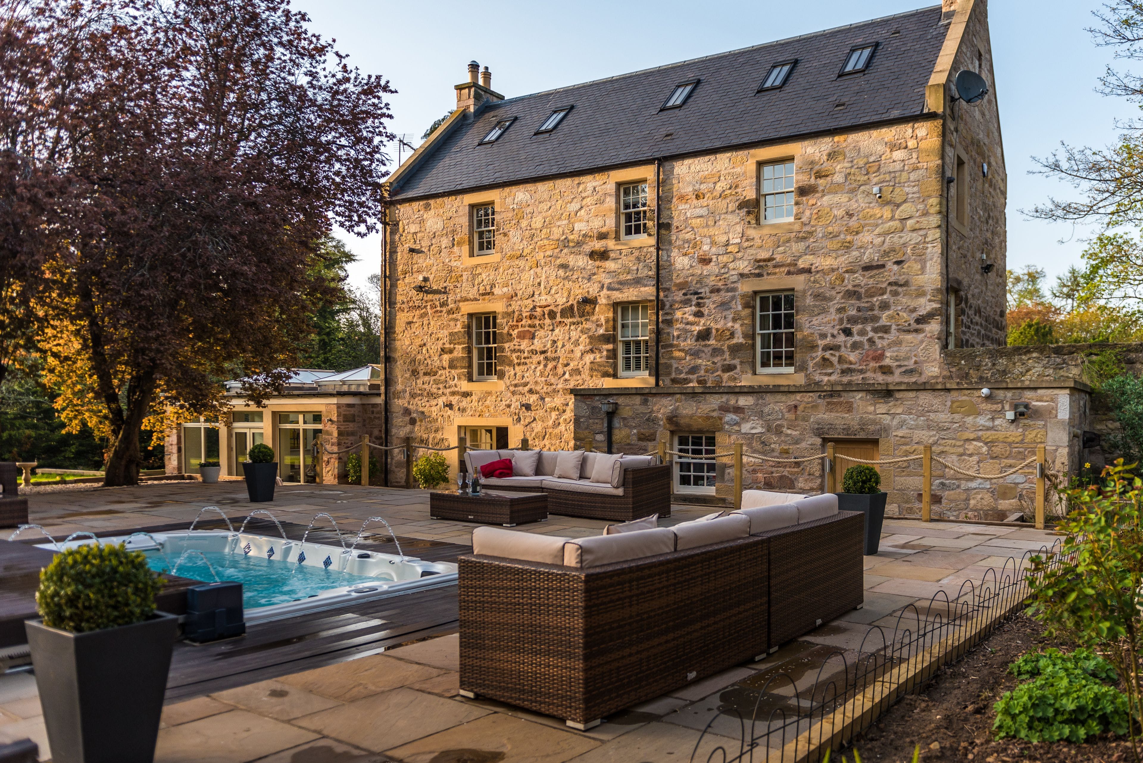 House Drummond Grange: 5-Bedroom Luxury Apartment with Hot Tub and Pool, Newington & The Grange