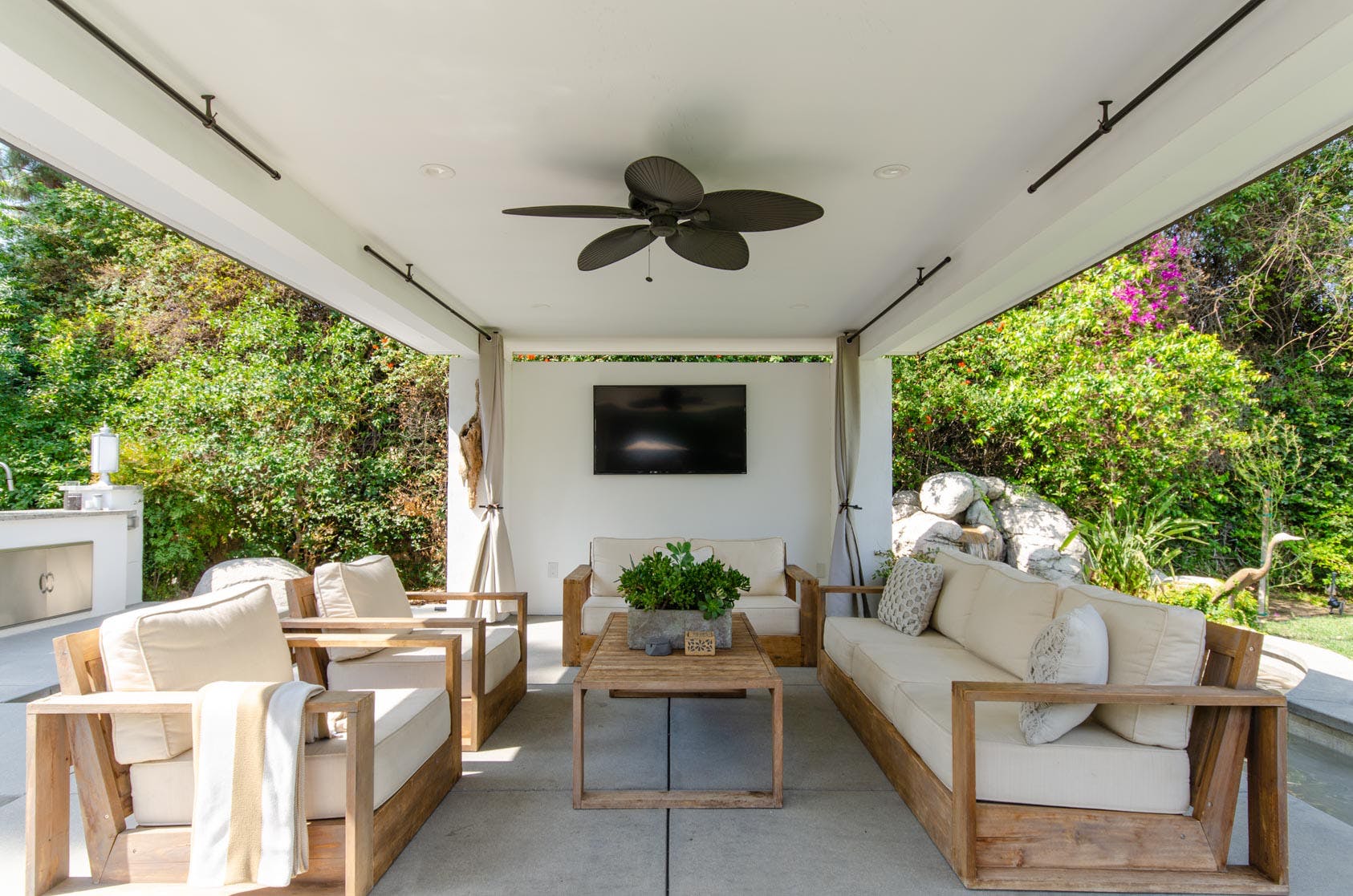 House Encino Northridge: Luxury 5-Bedroom Villa with Pool and Hot Tub, Los Angeles