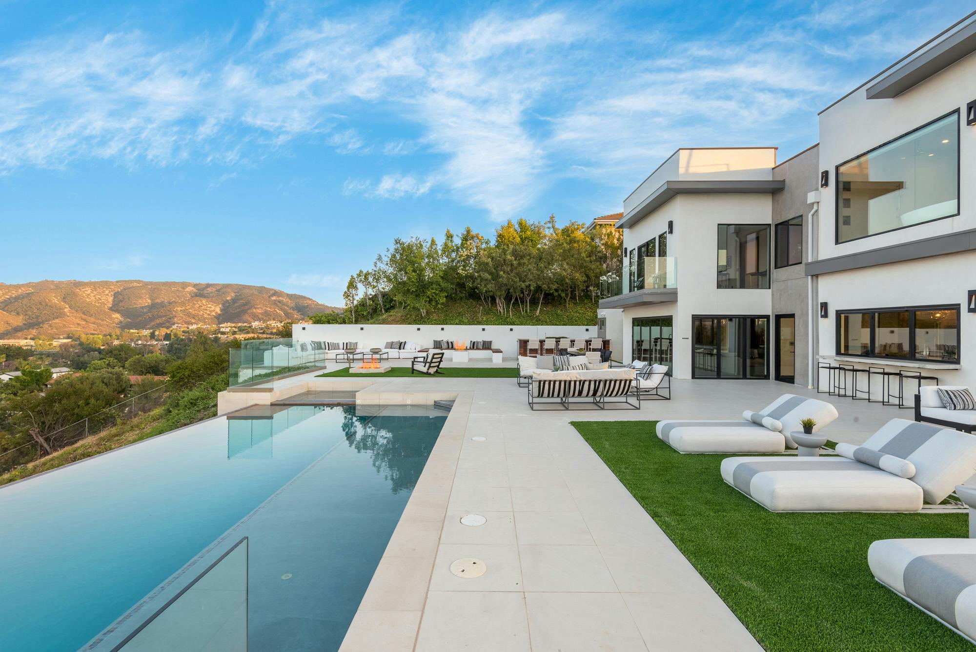 House Encino Oak: Luxury 6-Bedroom Villa with Hot Tub and Family-Friendly Amenities, Encino