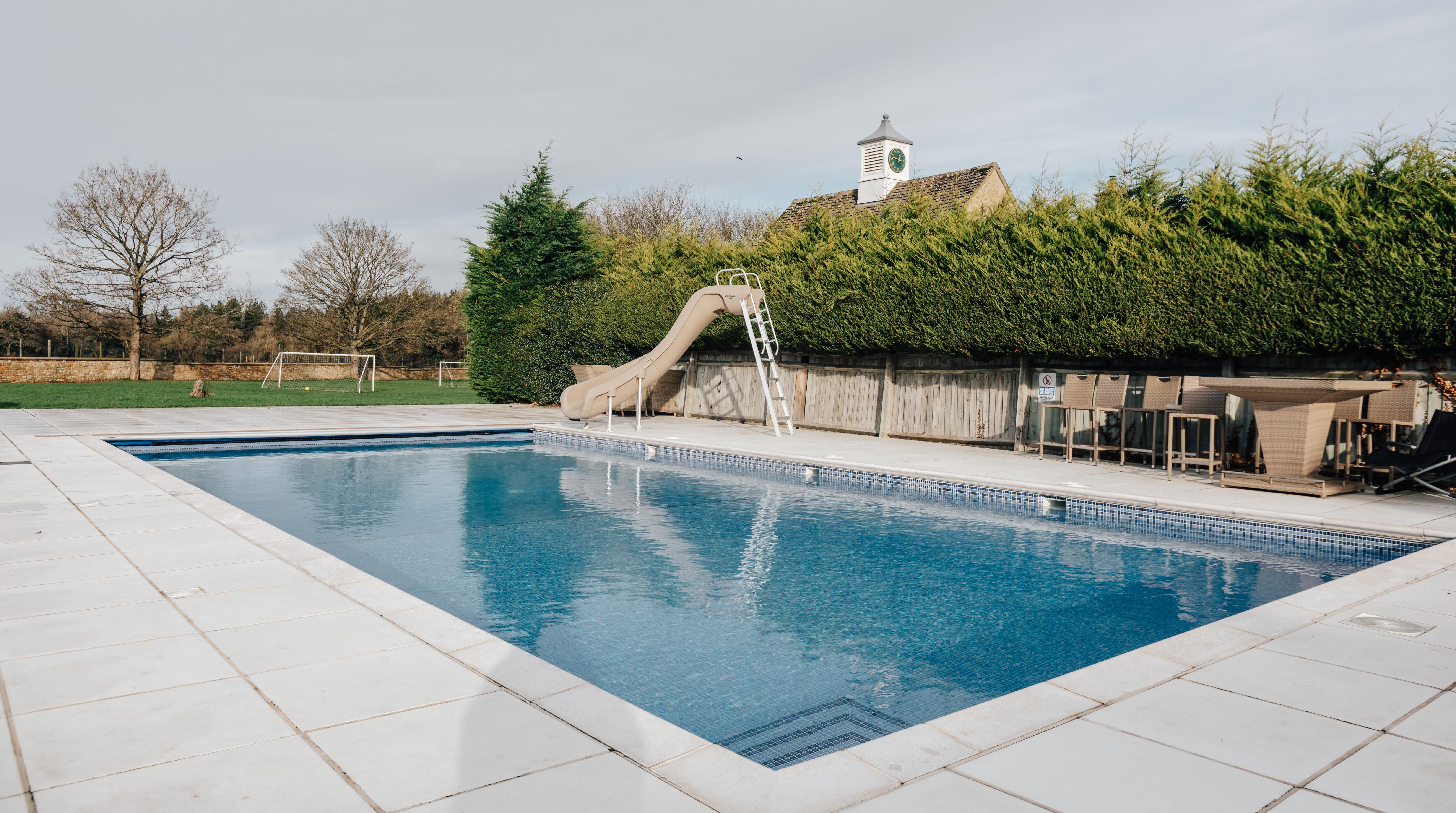 House Evenlode Hanborough: Luxurious 8-Bedroom House with Pool and Sauna, Oxfordshire